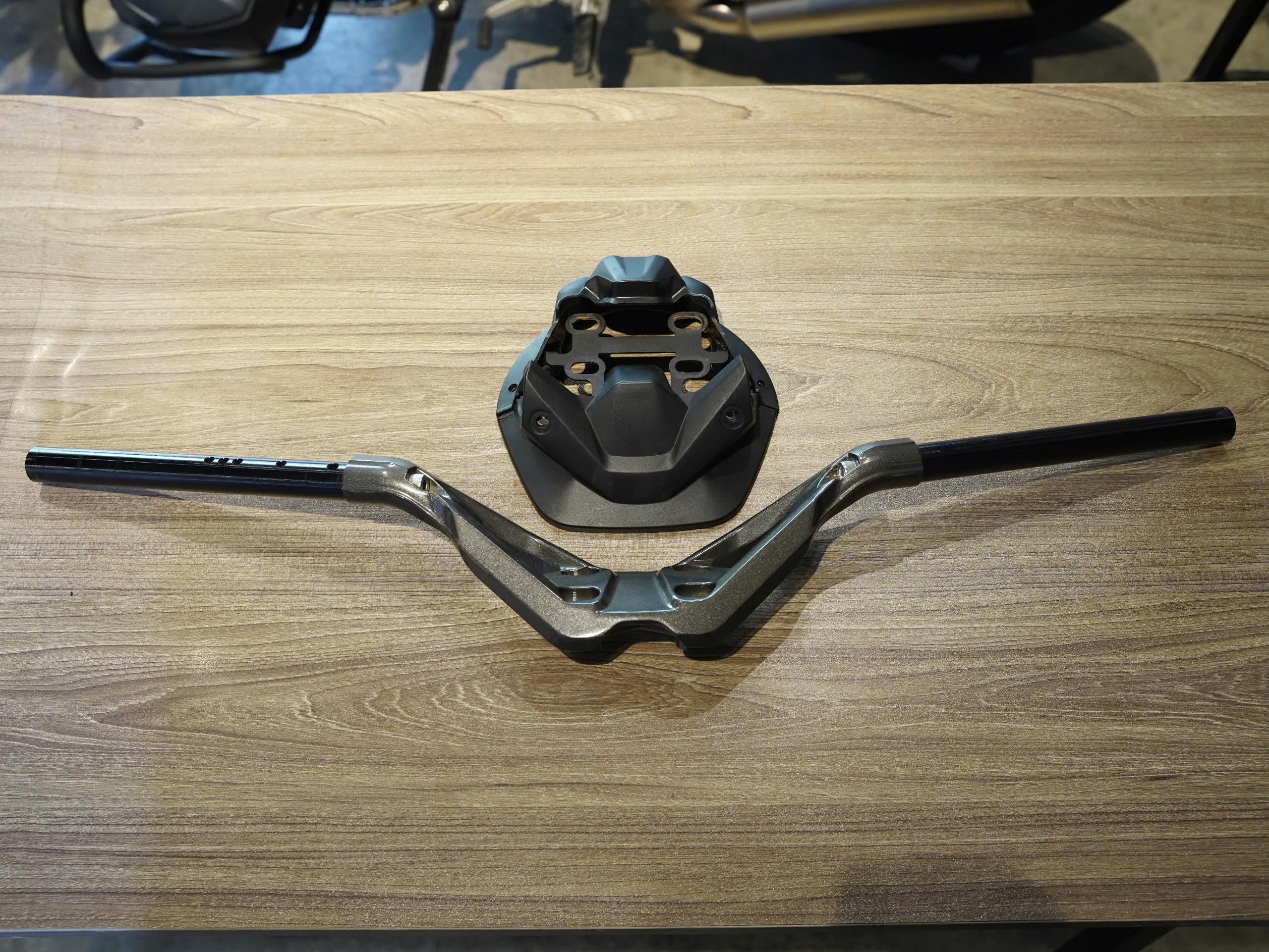 Ghi đong Yamaha X-Max300 Xám đen + nắp chụp nhựa dưới ghi đong - 177