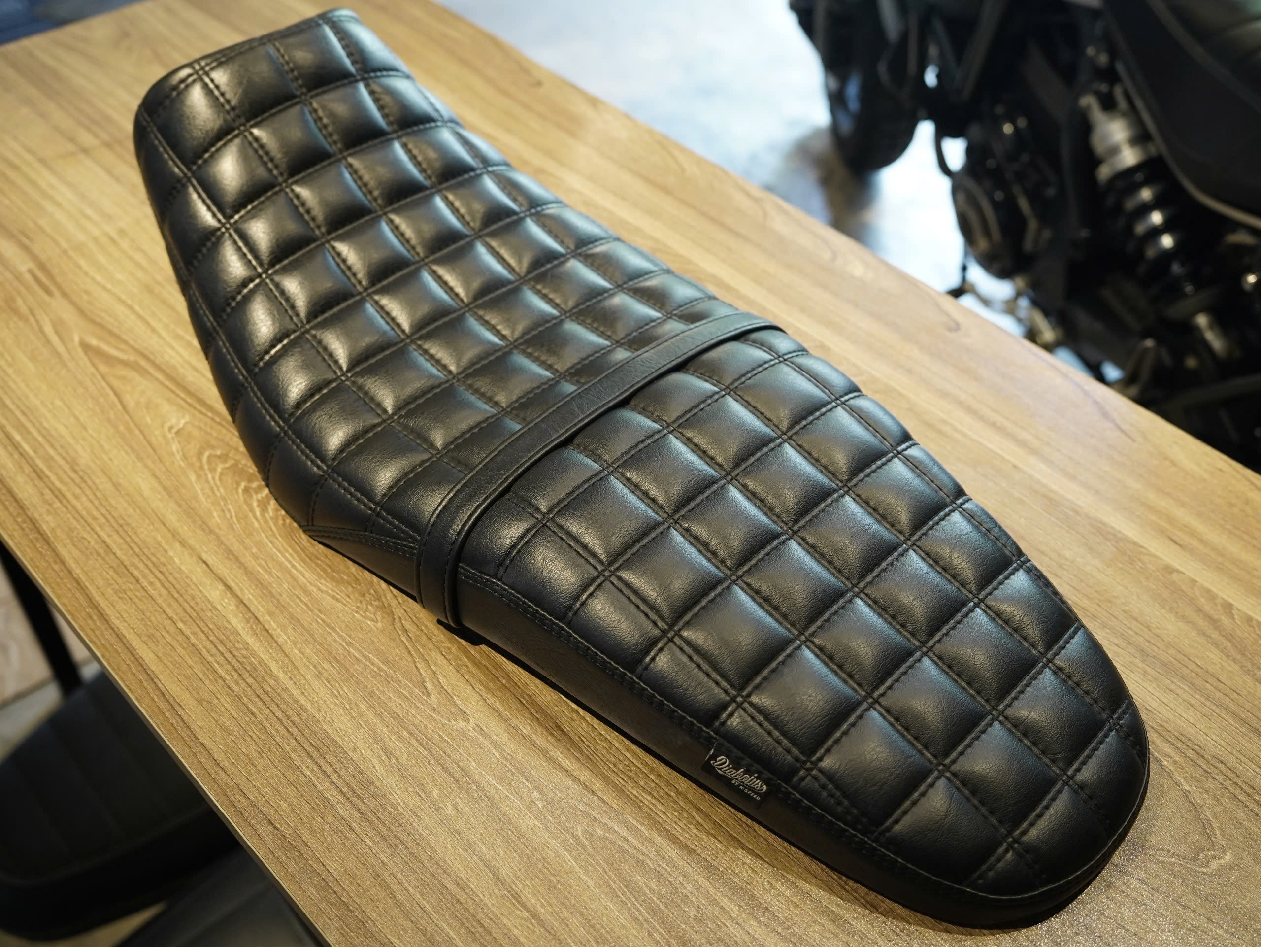 Yên Diablo Triumph Scrambler 400 đen - 163