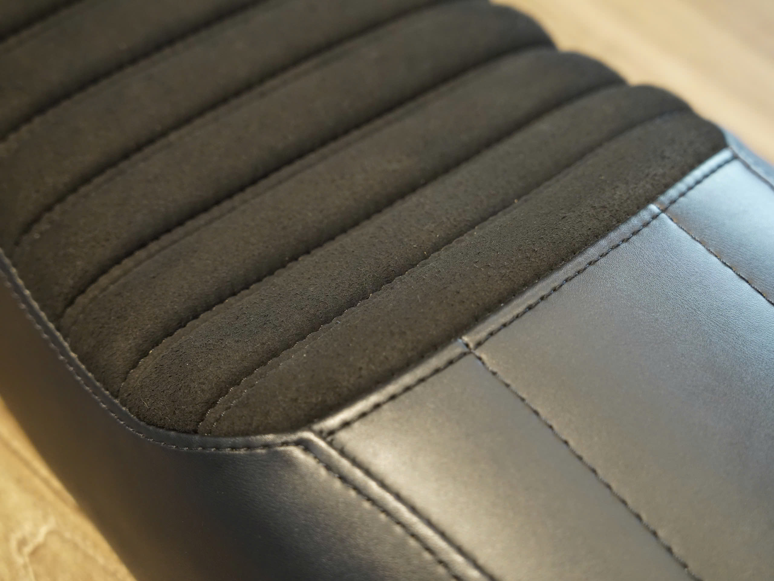 Yên Crafton Triumph đen  - 162