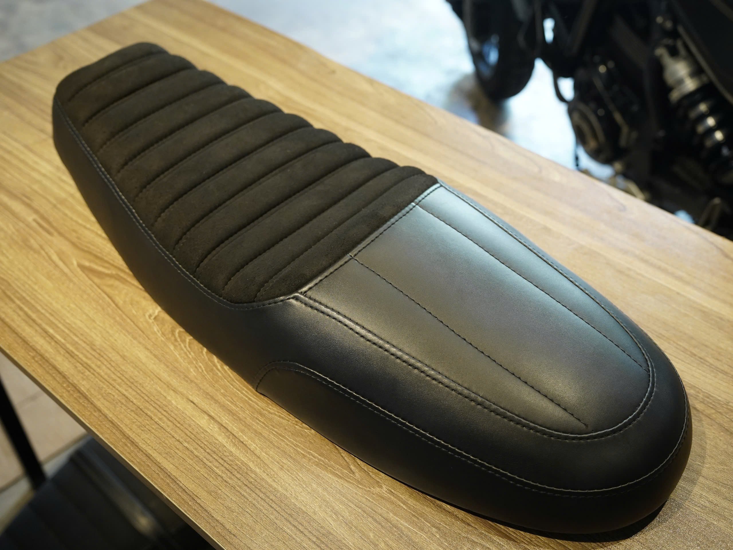 Yên Crafton Triumph đen  - 162