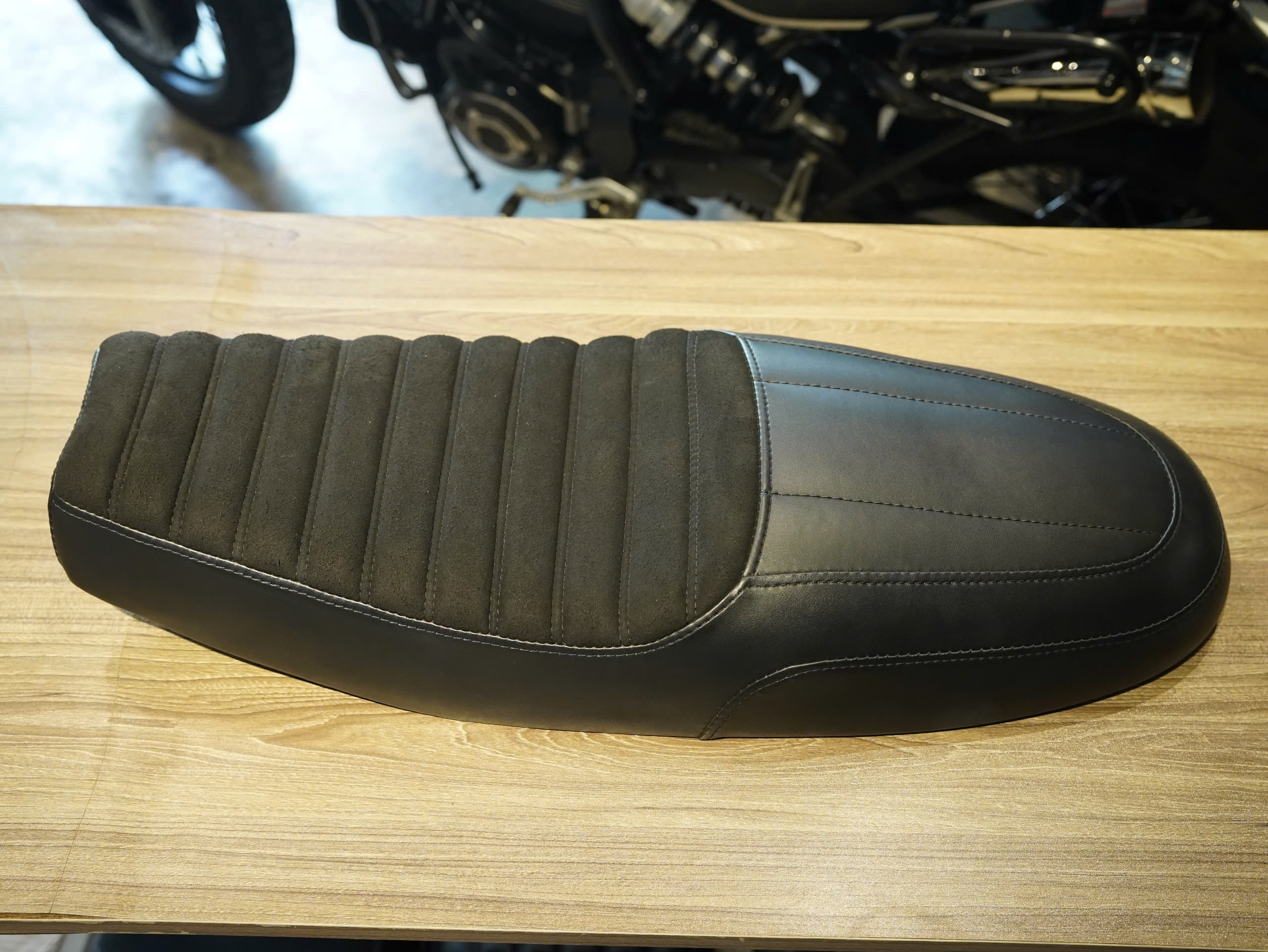 Yên Crafton Triumph đen  - 162