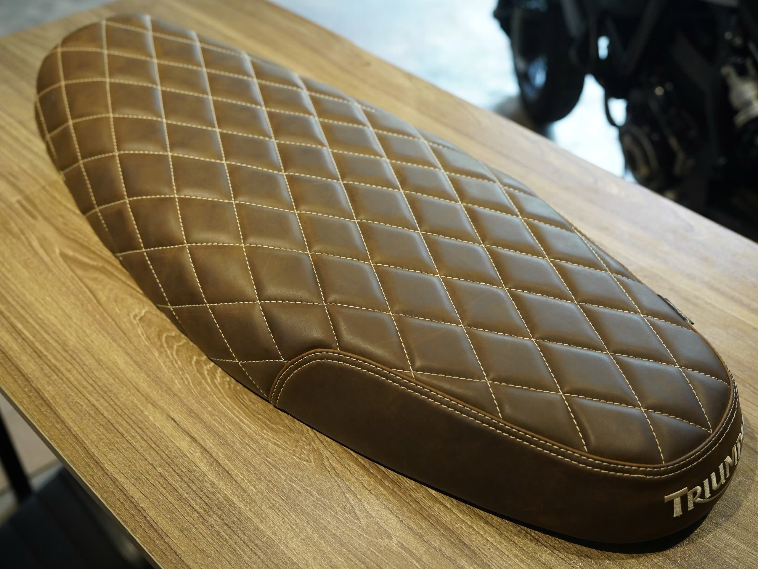 Yên Mjmotor Triumph T120 nâu ( mới 100%) - 164