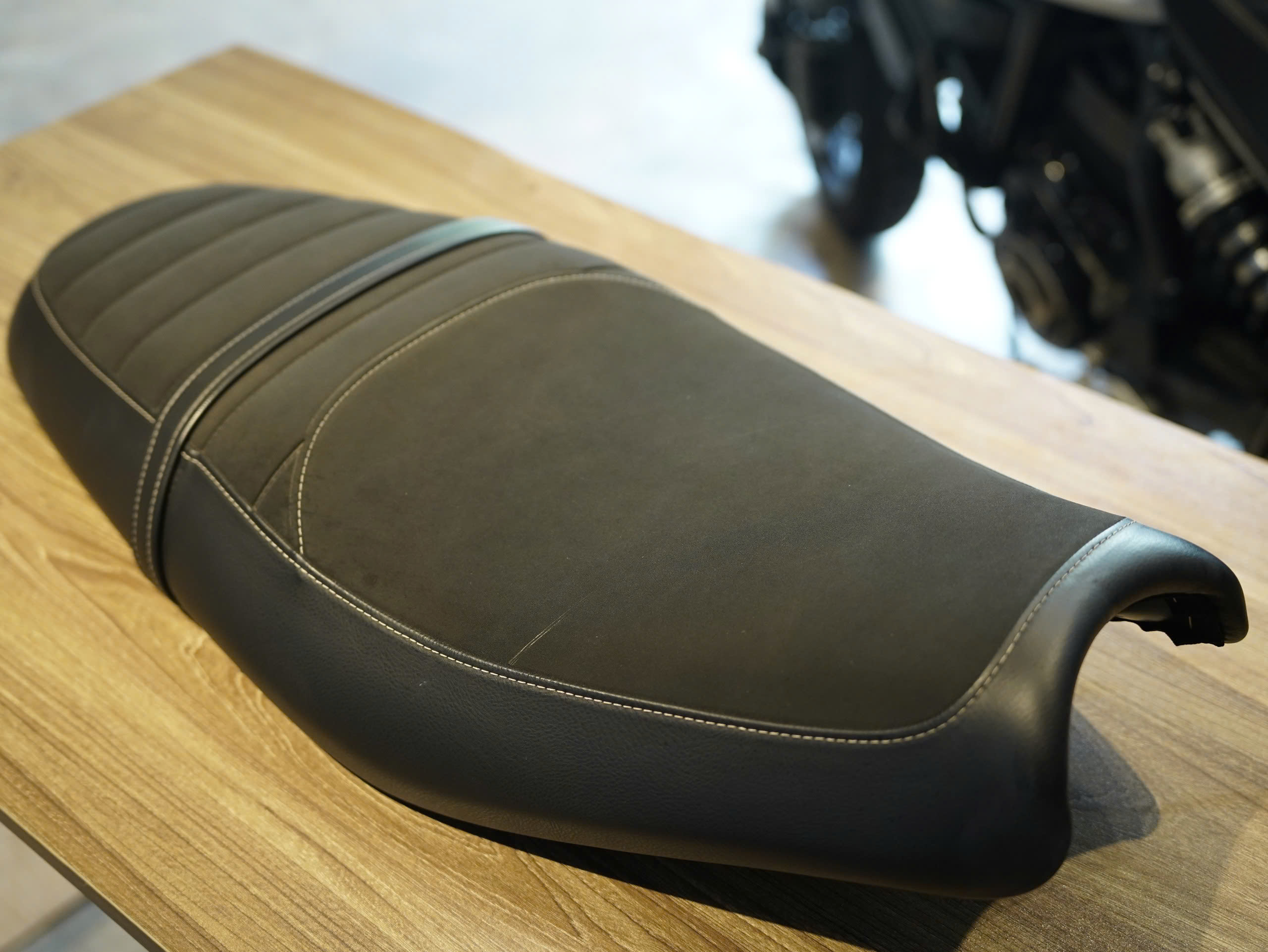 Yên Triumph zin Street Twin đen - 160