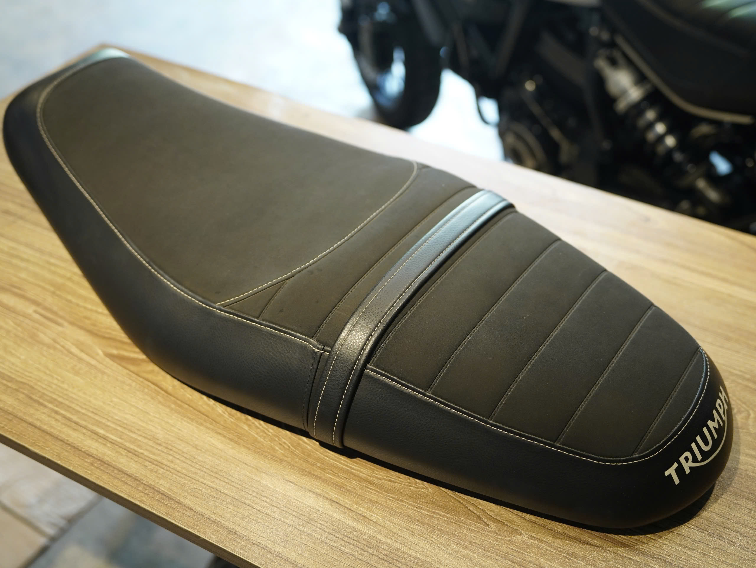 Yên Triumph zin Street Twin đen - 160