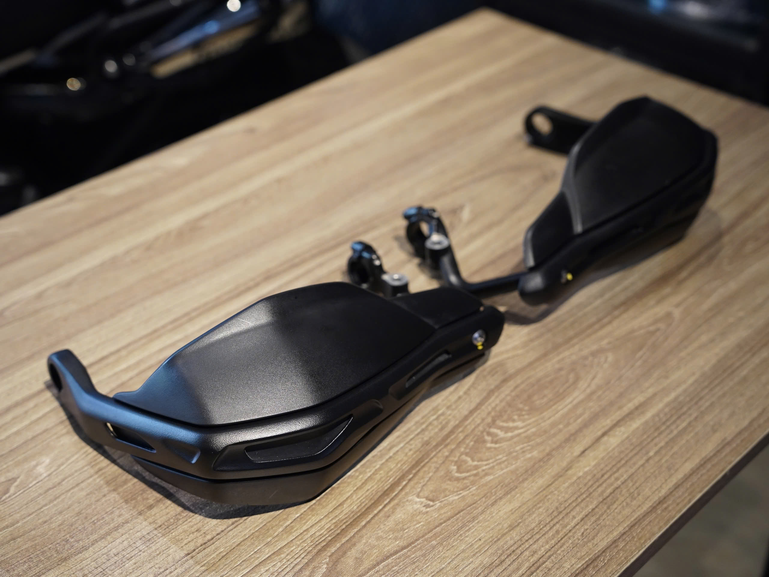 Bảo vệ tay lái zin Triumph Scrambler 1200 (1 cặp) - 259