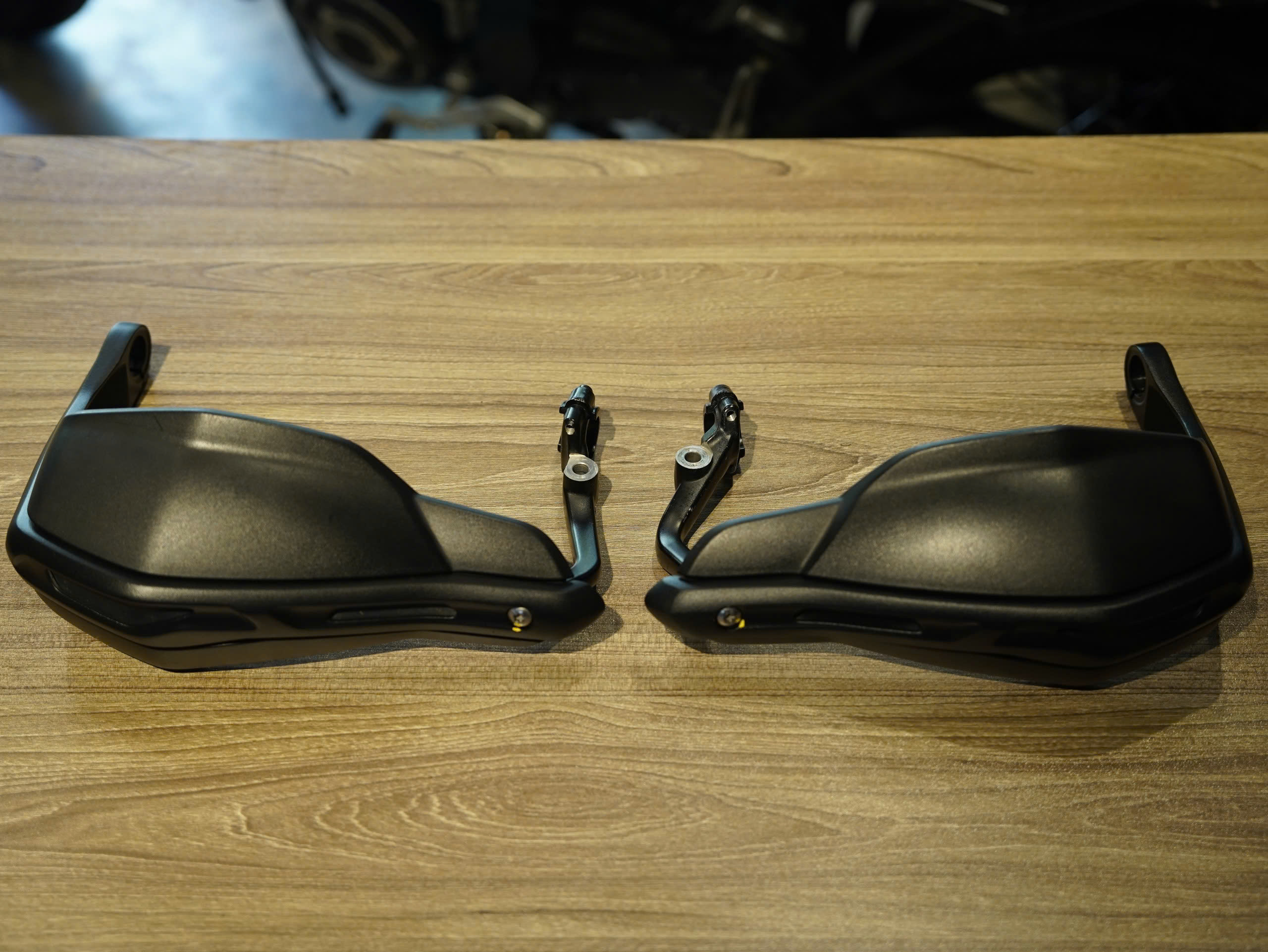 Bảo vệ tay lái zin Triumph Scrambler 1200 (1 cặp) - 259