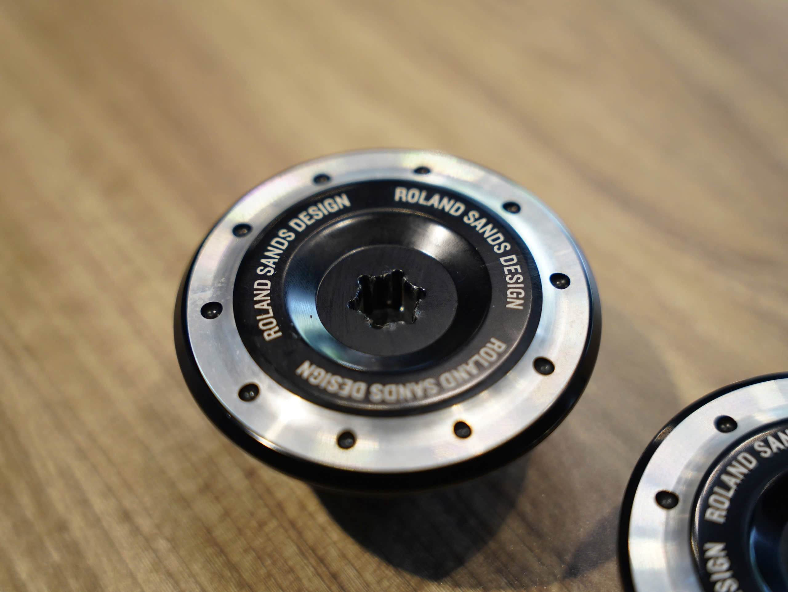 Bộ nắp chụp lỗ bánh sau Roland Sands - 232 KG