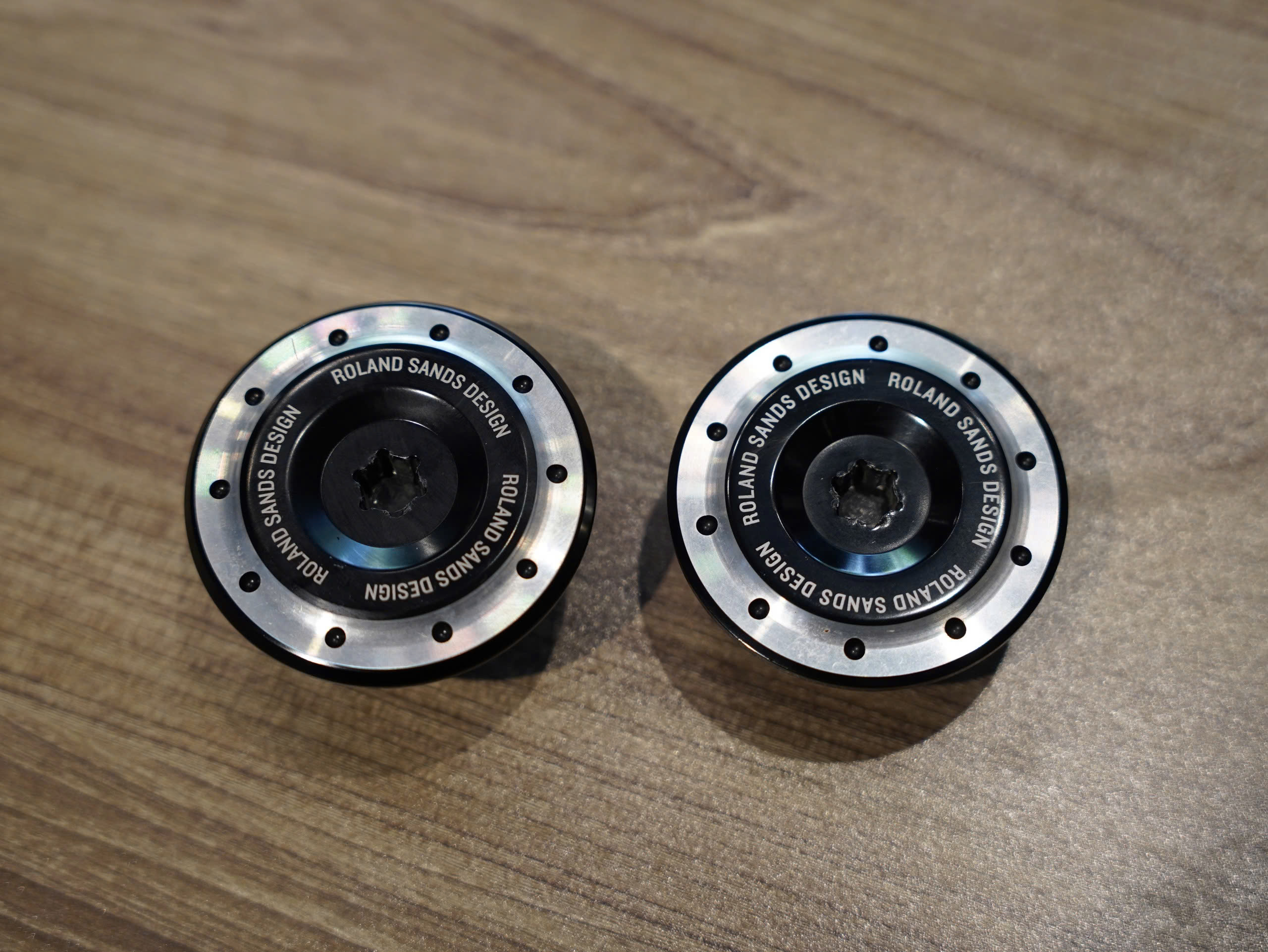 Bộ nắp chụp lỗ bánh sau Roland Sands - 232 KG