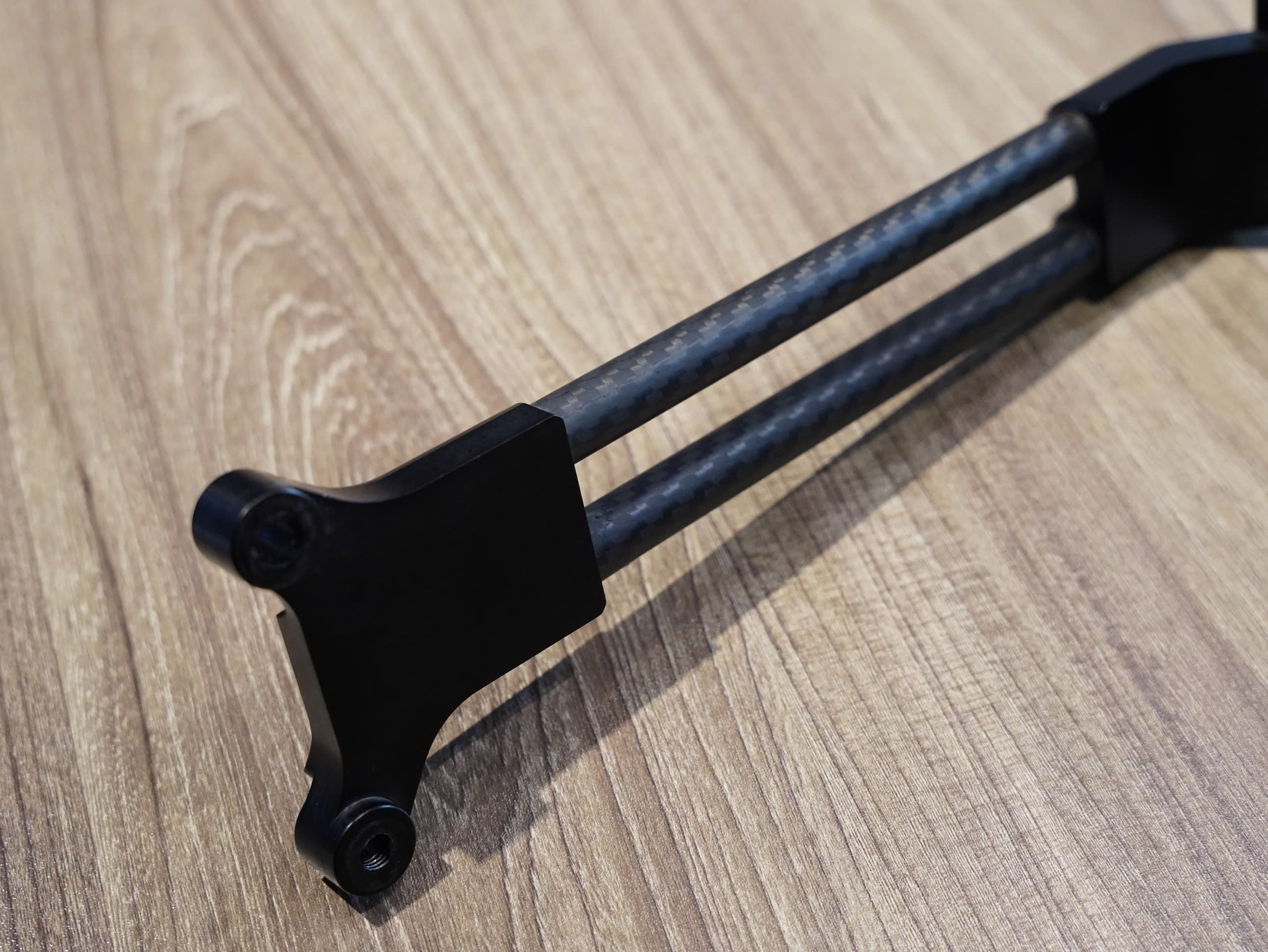 Pát biển số dài cây carbon cho BMW Rninet đen - 201 KG