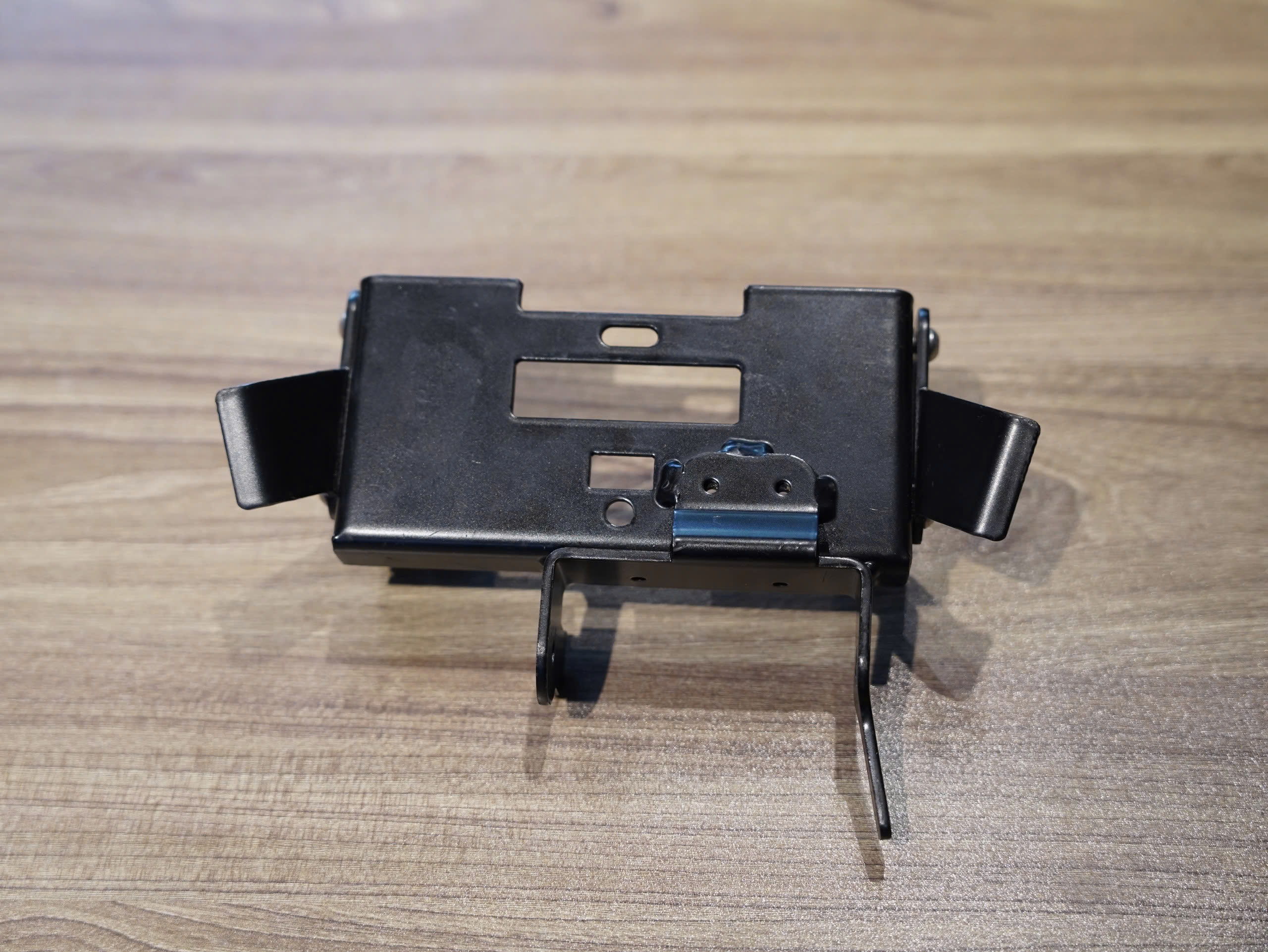 Túi da nhỏ đầu yên + Bộ pát giữ bình điện bình xăng Unit BMW RNinet - 228 KG