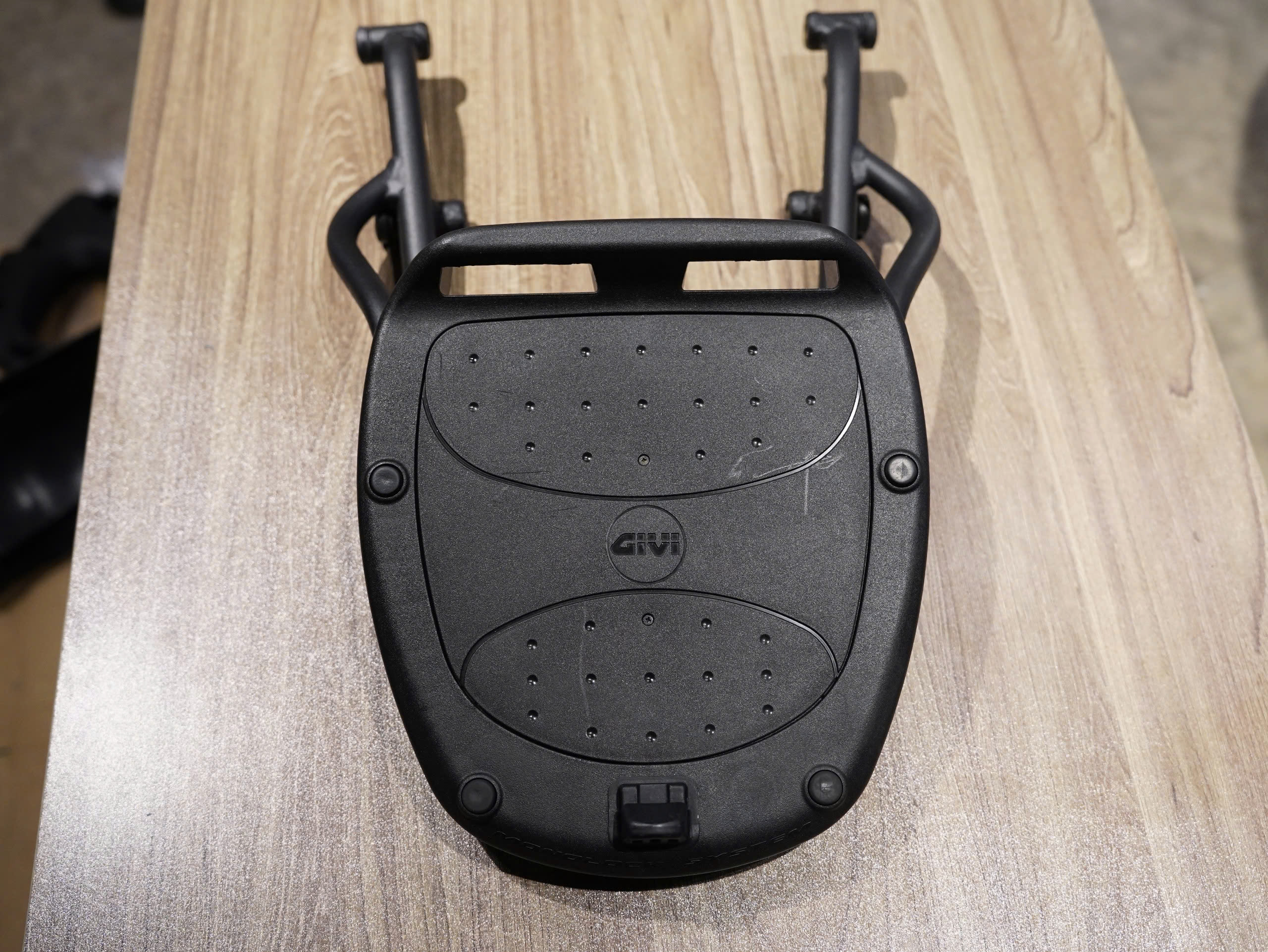 Bộ baga đế thùng Givi cho Triumph Speed 400 - 179 KG