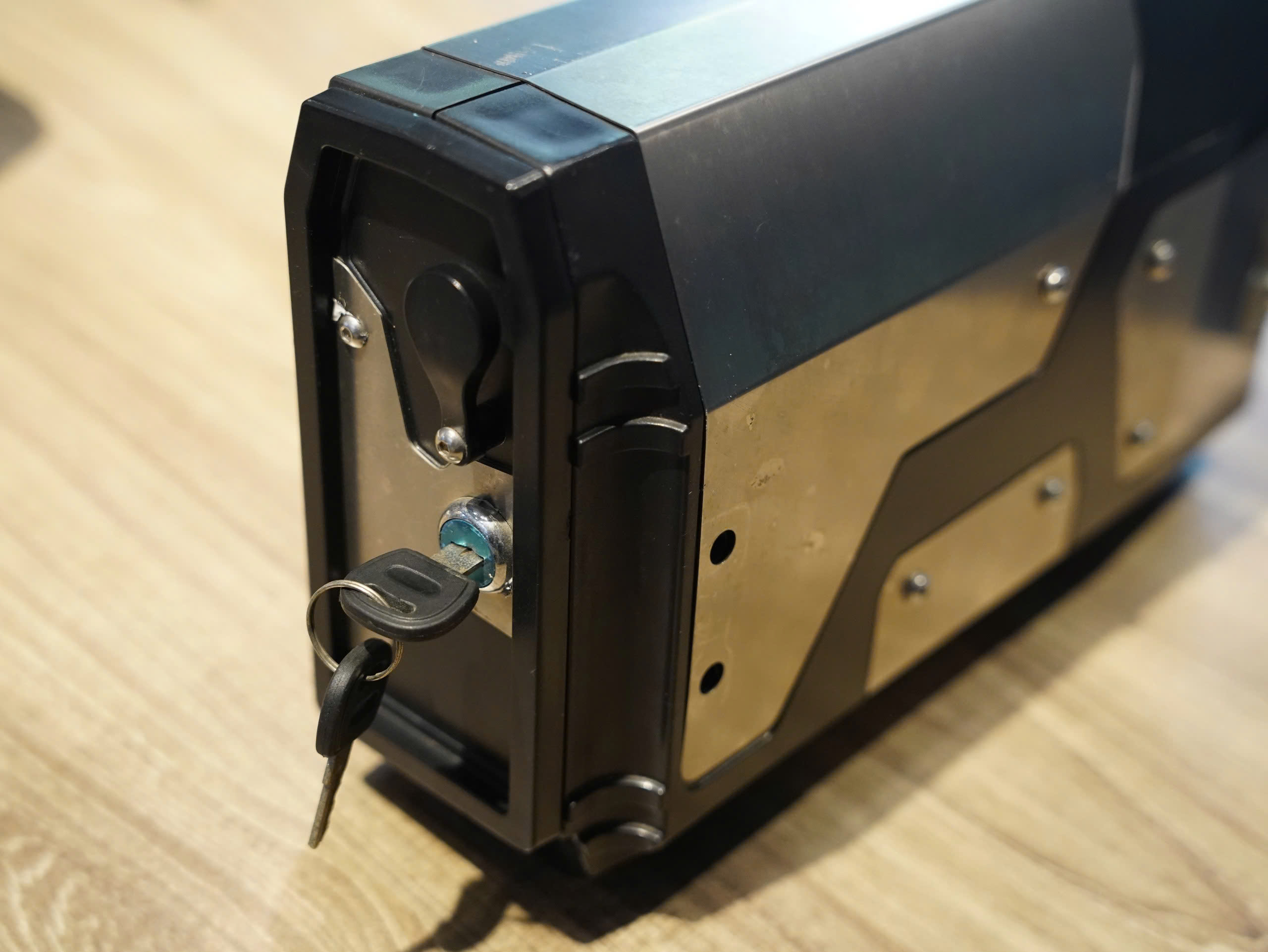 Hộp đồ nhôm gắn hông - 332