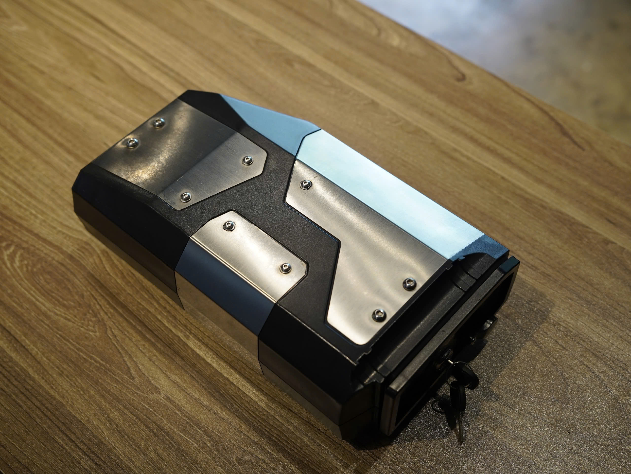 Hộp đồ nhôm gắn hông - 332