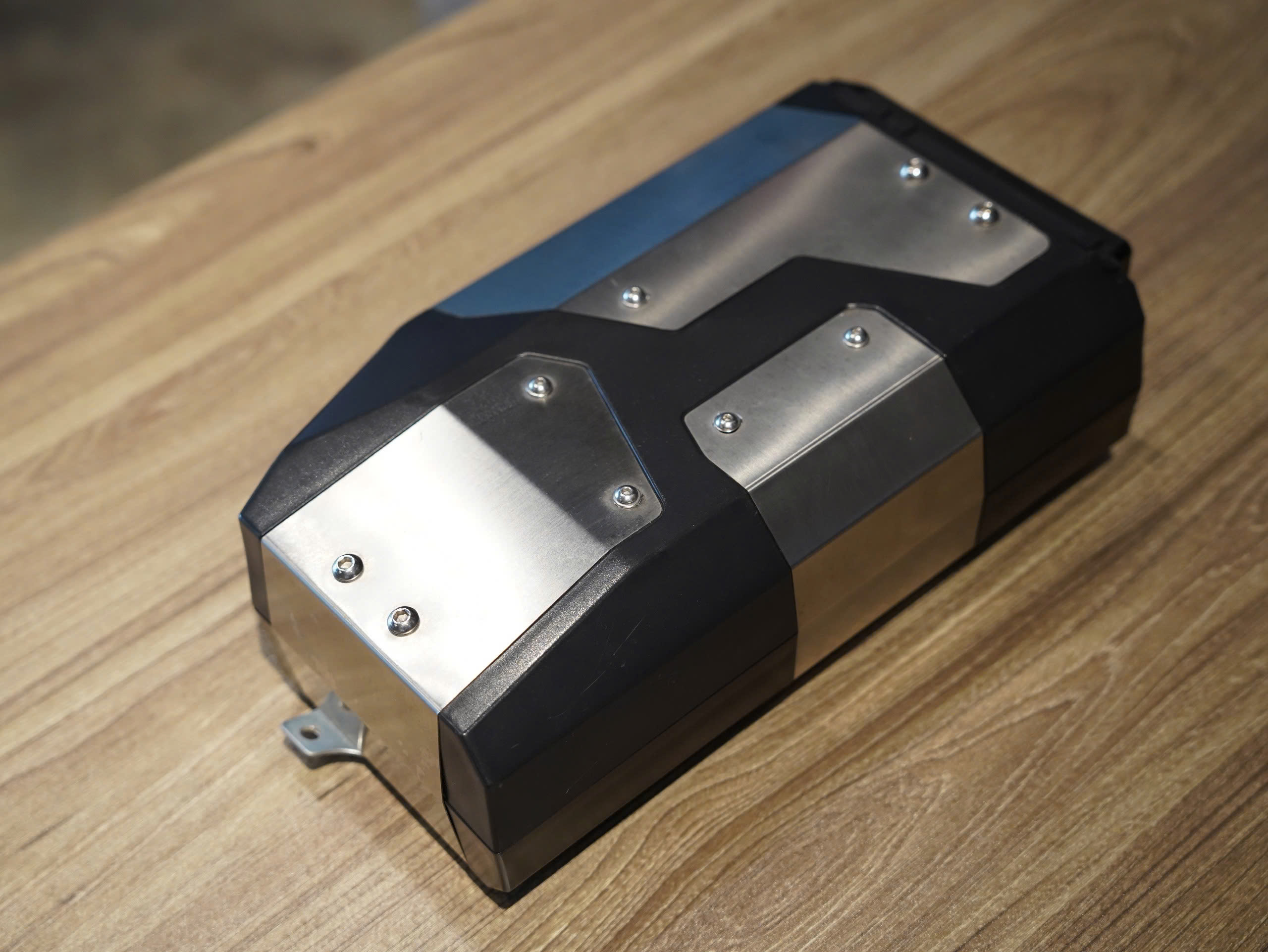 Hộp đồ nhôm gắn hông - 332