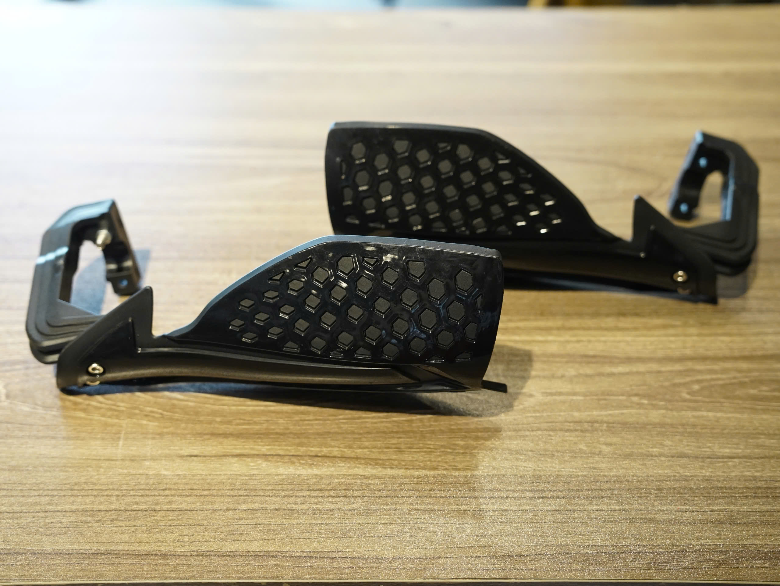 Bảo vệ tay lái nhựa màu đen - 371