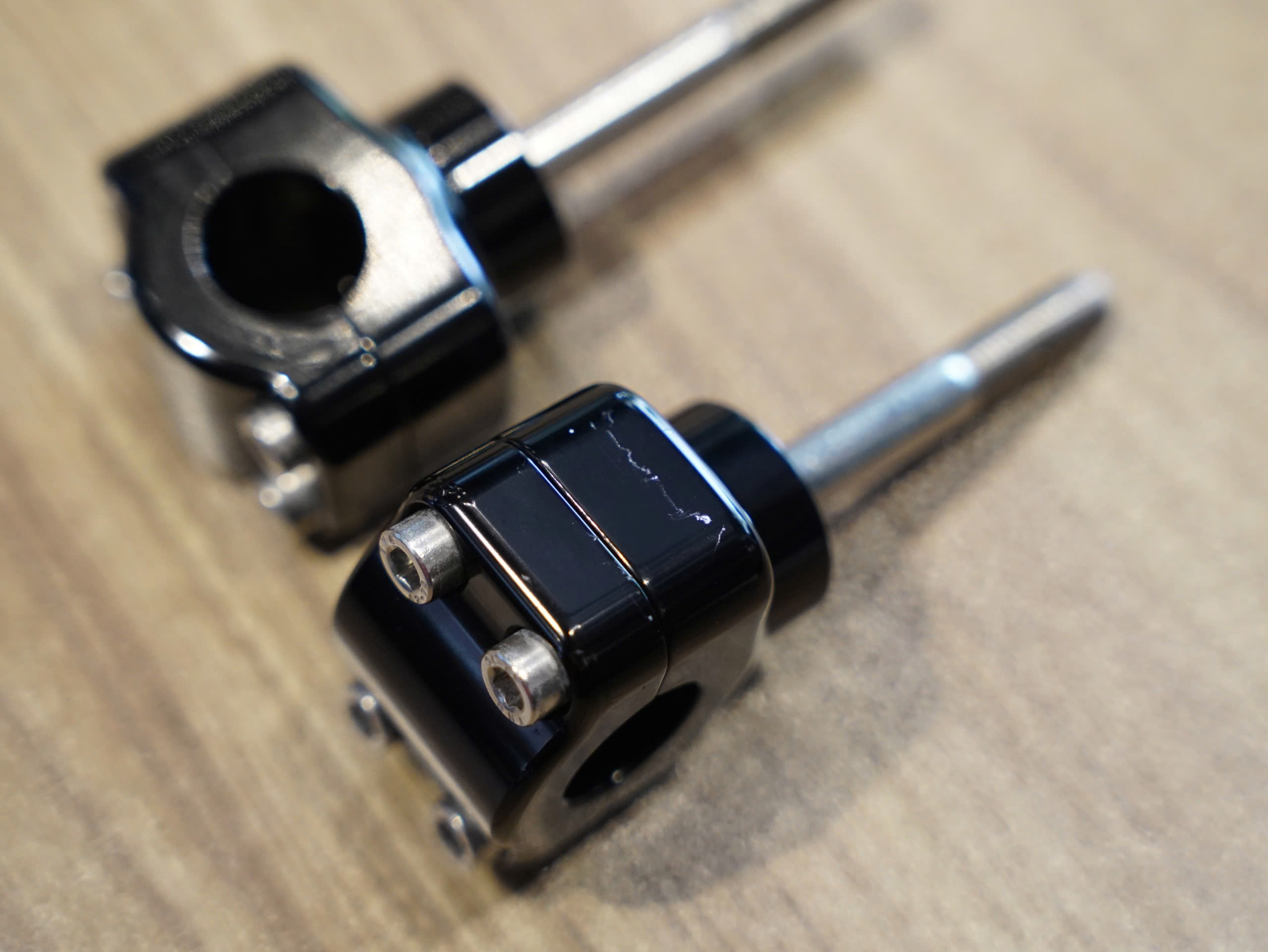 Gù ghi đông 22mm đen bóng (1 cặp) - 367