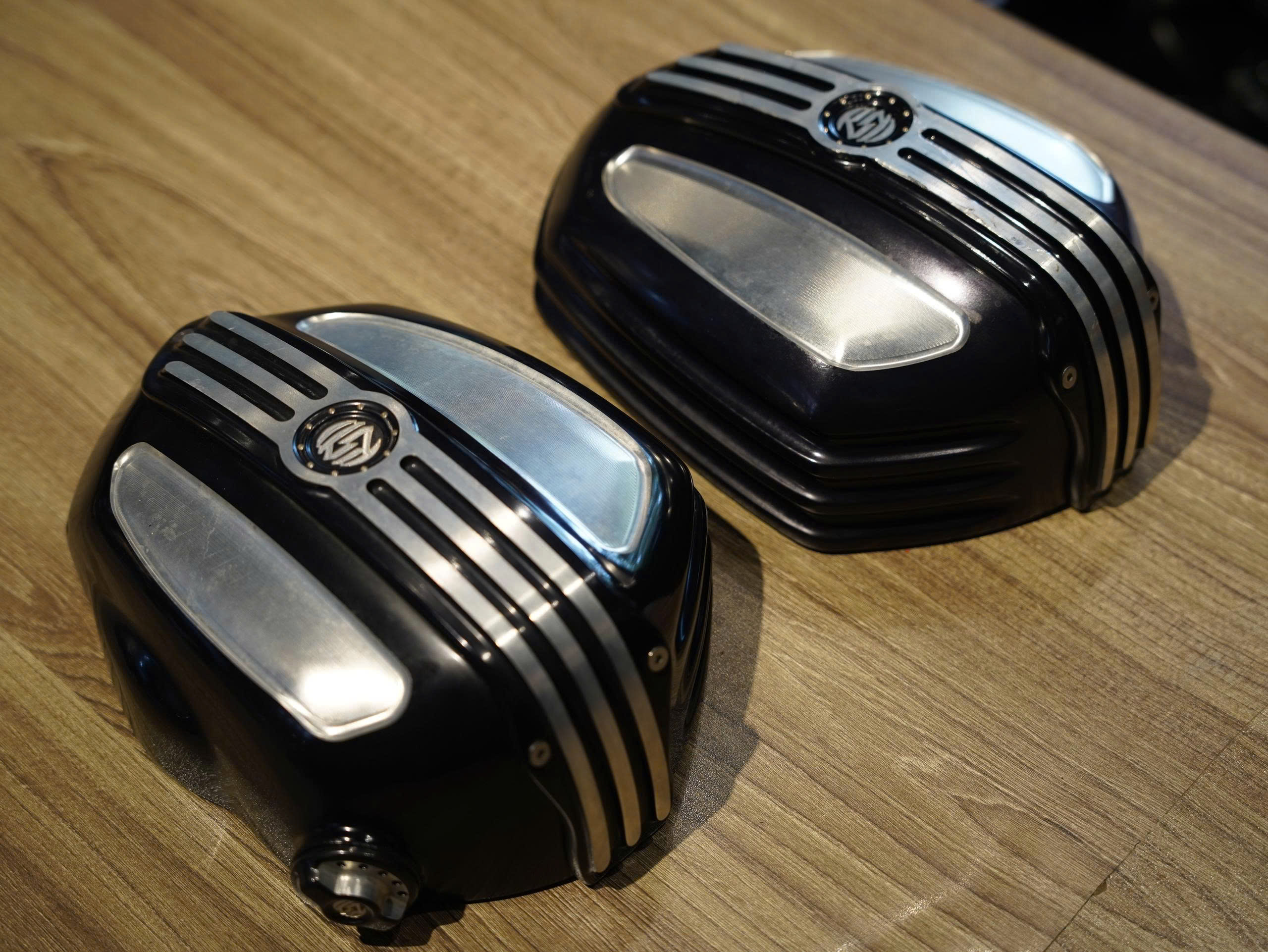 Cặp nắp lóc máy + che két nhớt + ốp đầu máy cho BMW Rninet Roland Sands - 396 KG