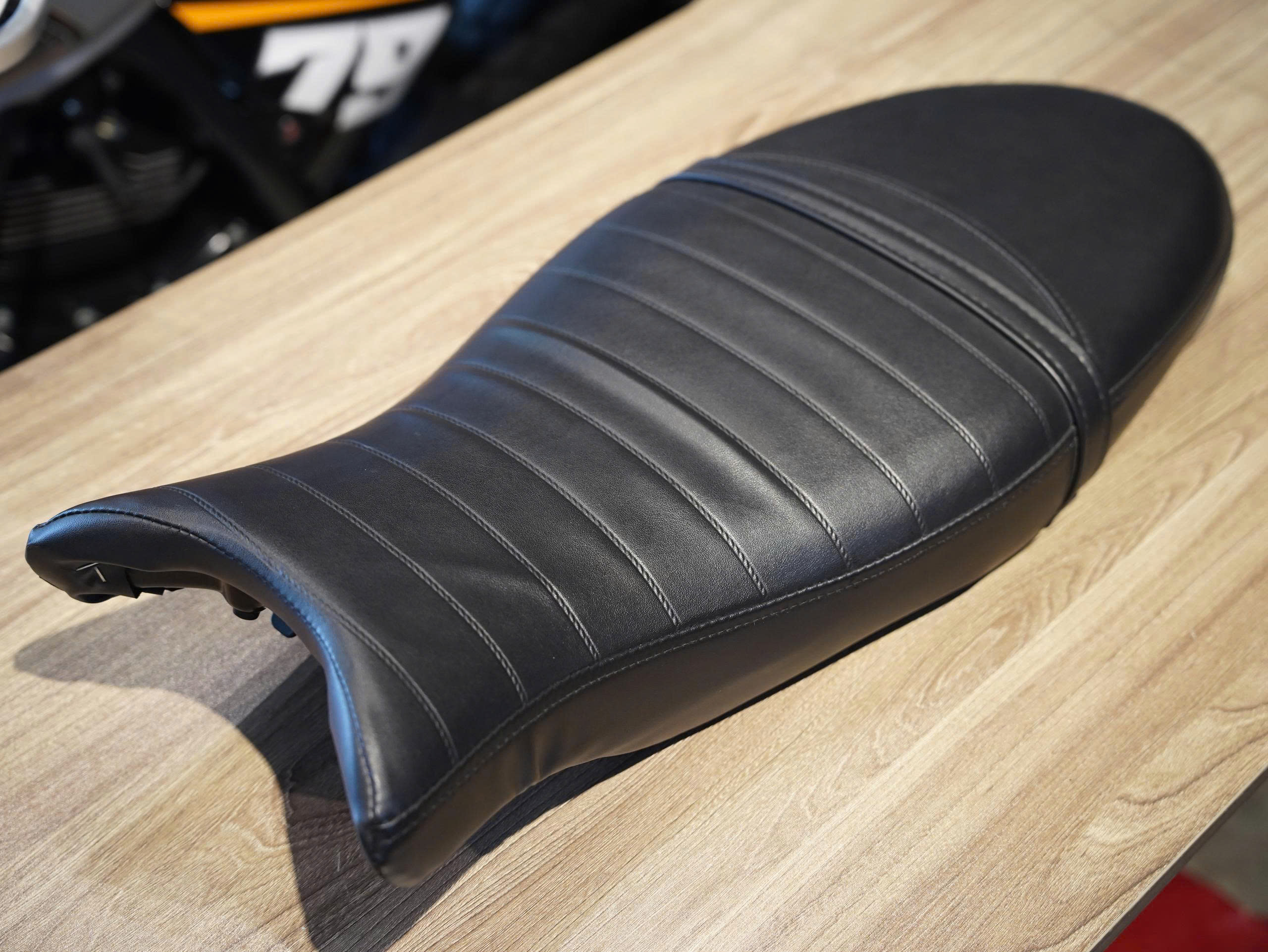 Yên Unit Garage comfort cho BMW Rninet màu đen - 397 KG