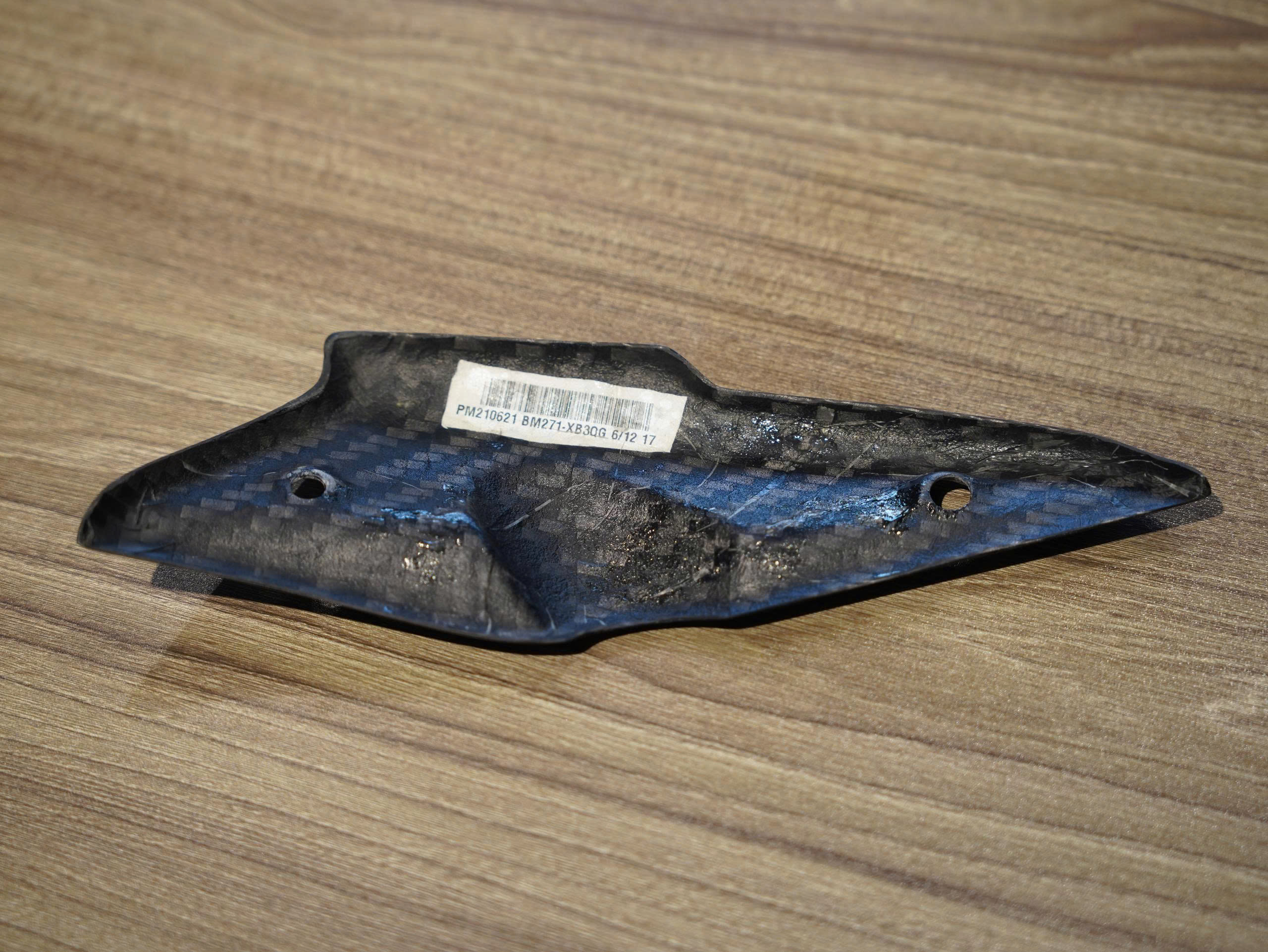 Ốp ống gió và ốp bên trái bình xăng R9T Carbon -394 KG