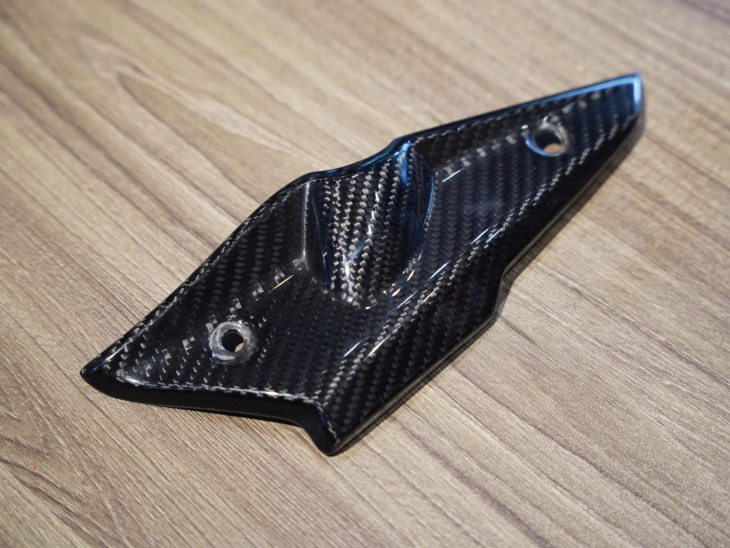 Ốp ống gió và ốp bên trái bình xăng R9T Carbon -394 KG