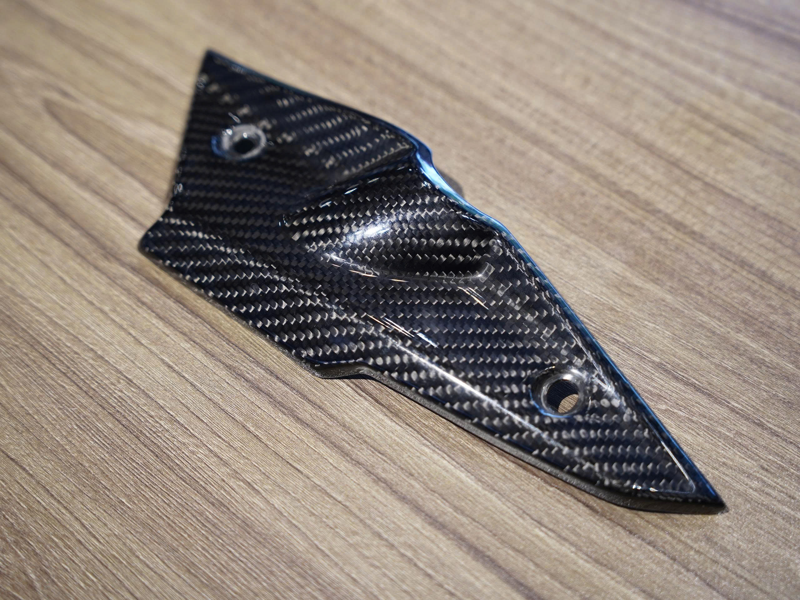 Ốp ống gió và ốp bên trái bình xăng R9T Carbon -394 KG