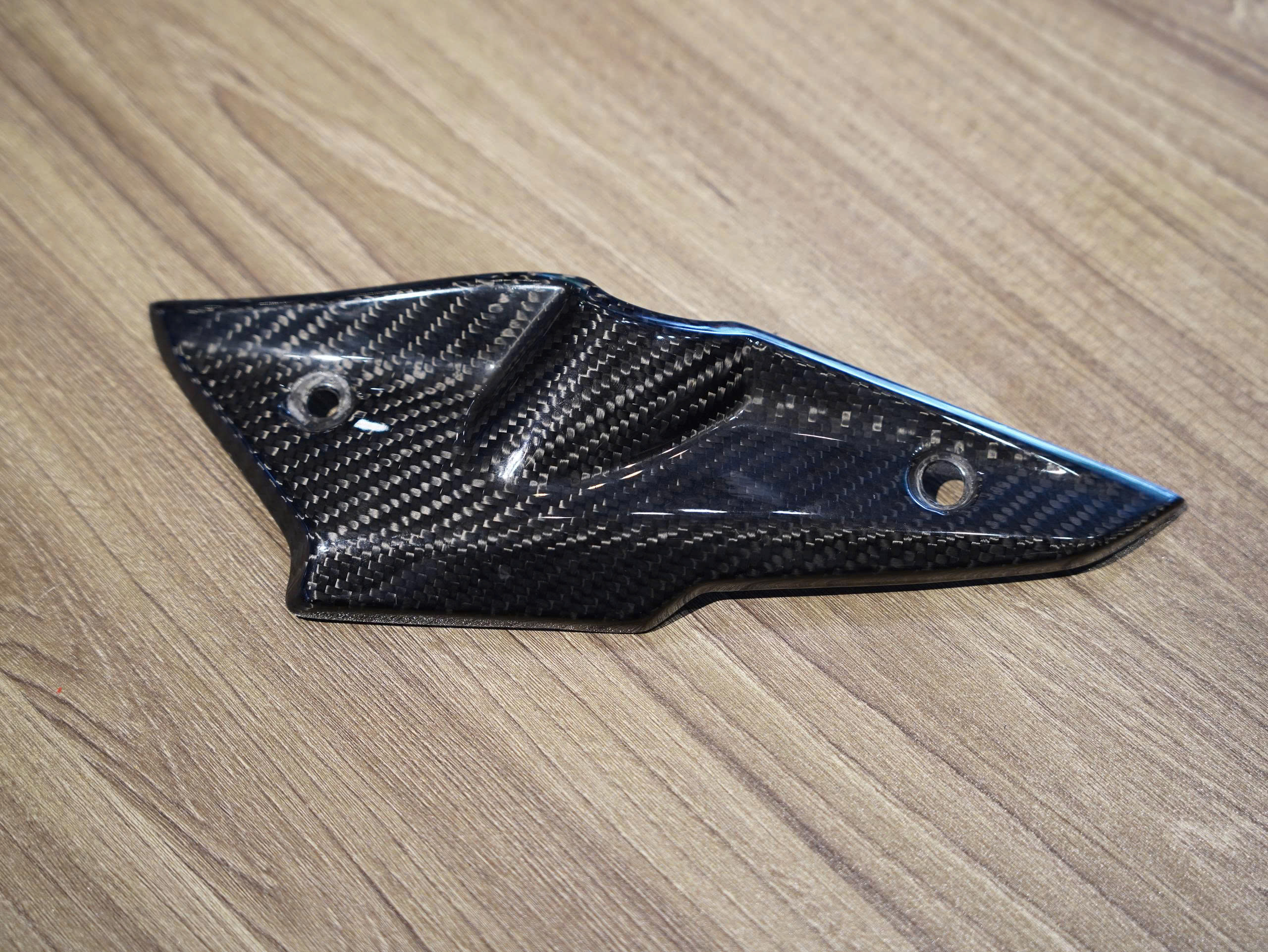 Ốp ống gió và ốp bên trái bình xăng R9T Carbon -394 KG