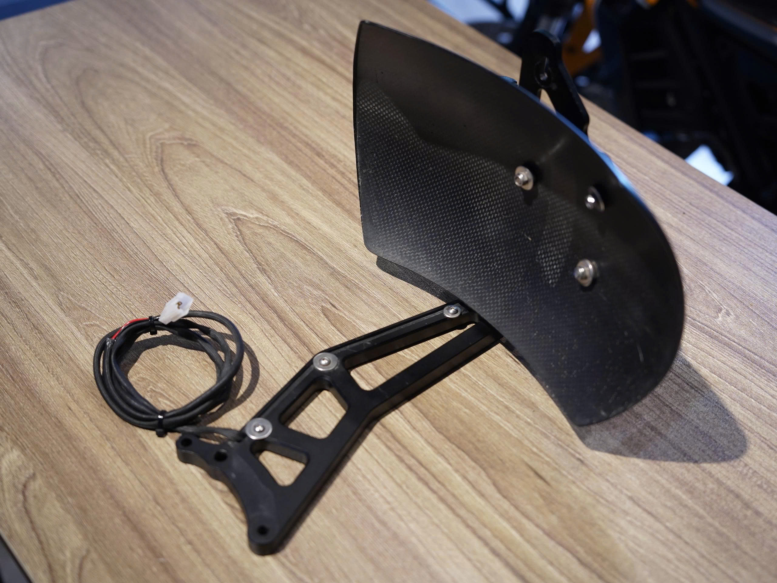 Pat biển số + chăn bùn cho BMW RNinet - 390