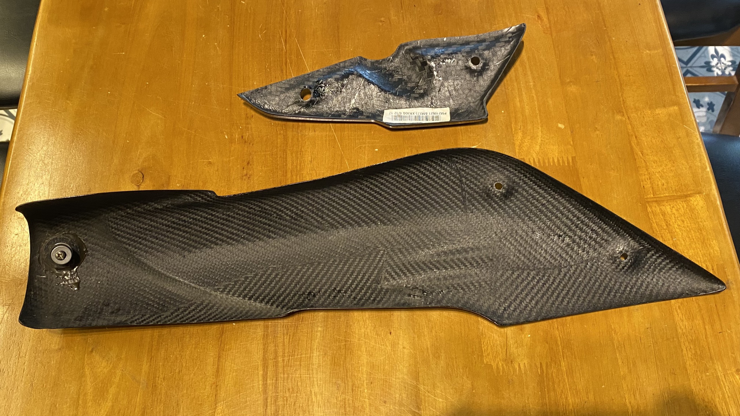 Ốp ống gió và ốp bên trái bình xăng R9T Carbon -394 KG