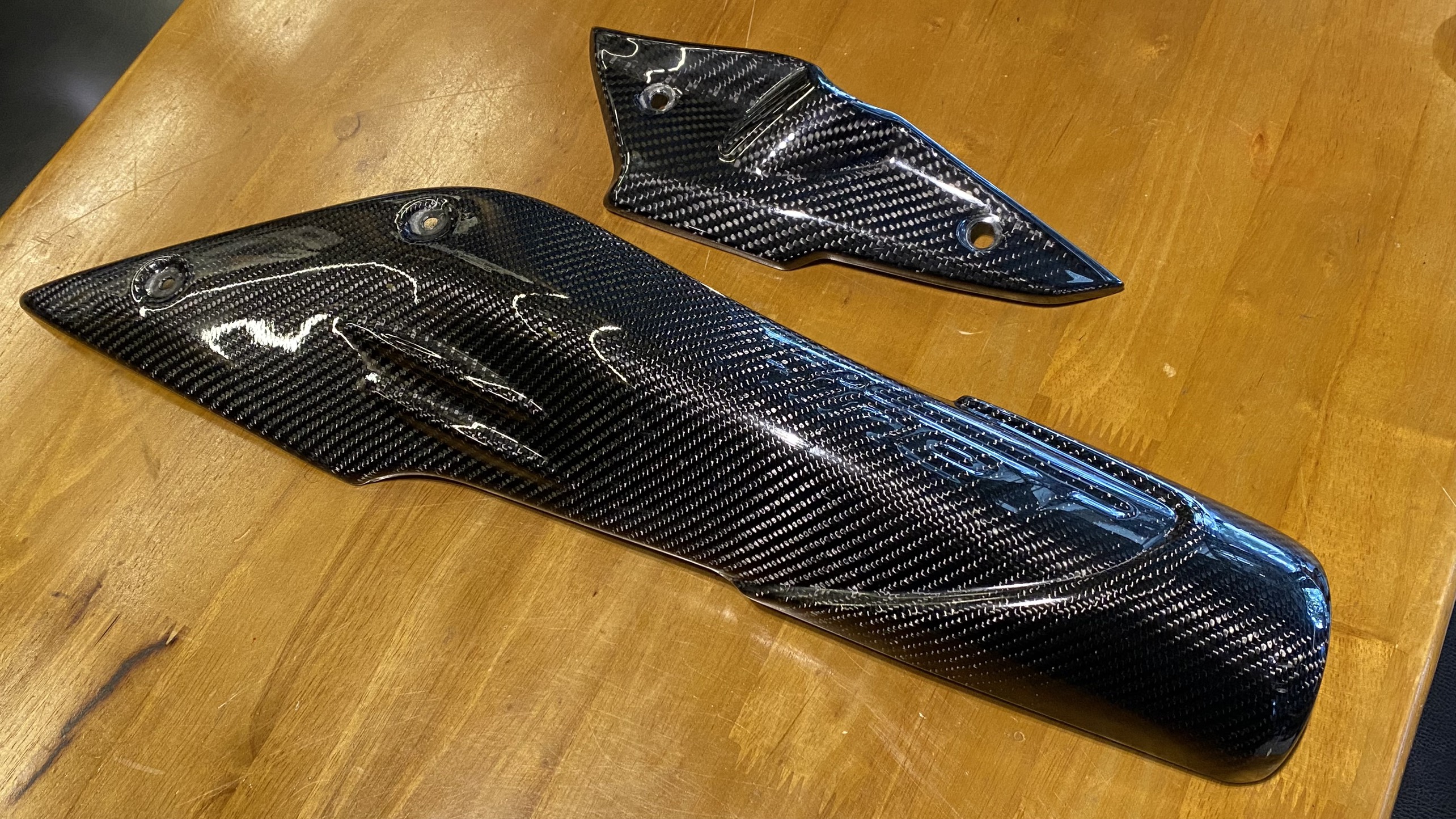 Ốp ống gió và ốp bên trái bình xăng R9T Carbon -394 KG