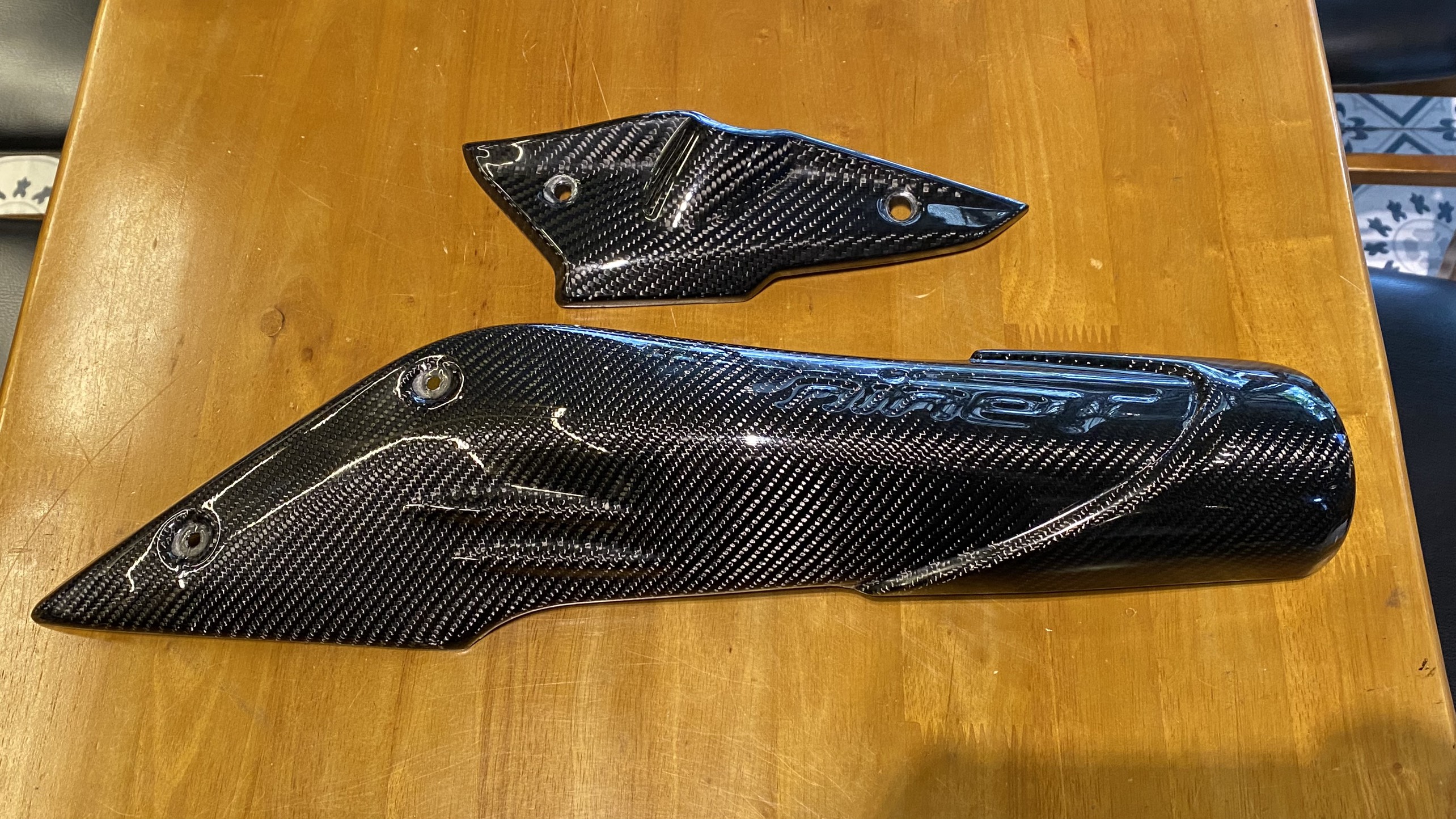 Ốp ống gió và ốp bên trái bình xăng R9T Carbon -394 KG