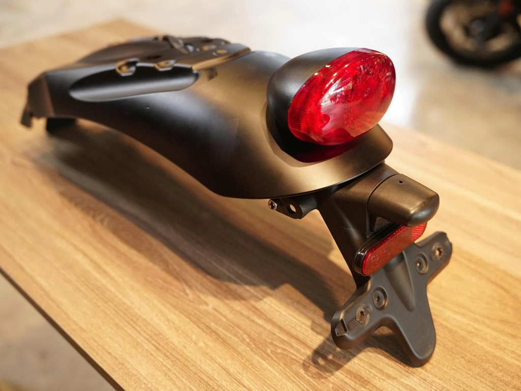 Vè sau + đèn hậu zin Triumph Street Twin - 559 KG