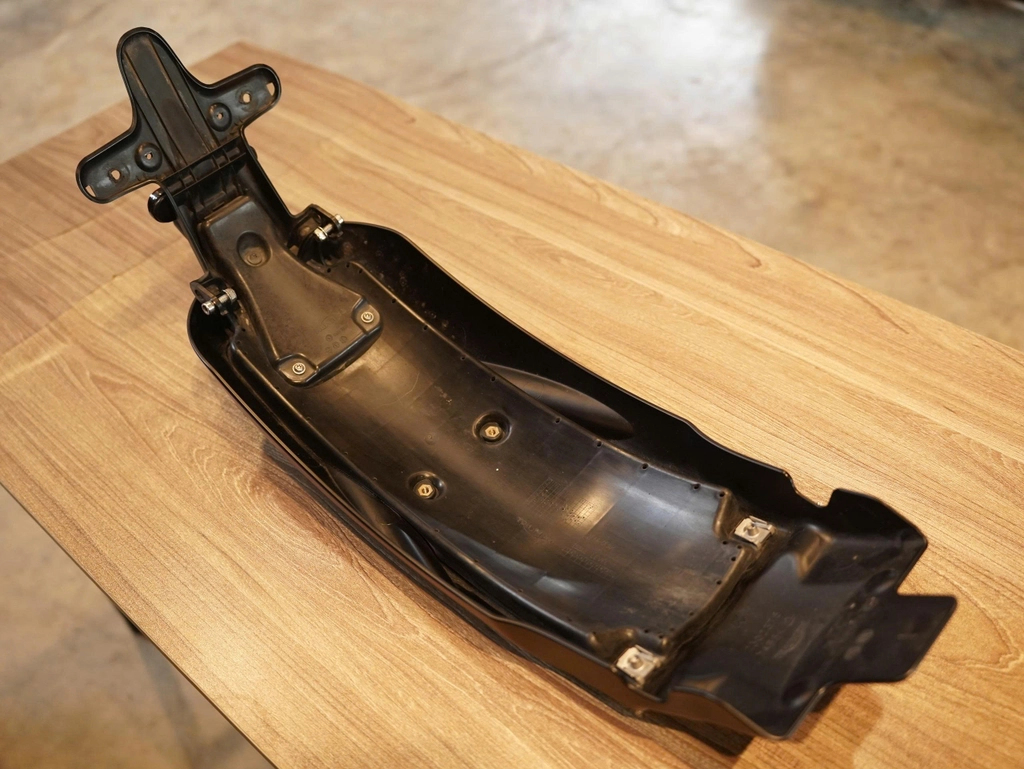 Vè sau + đèn hậu zin Triumph Street Twin - 559 KG