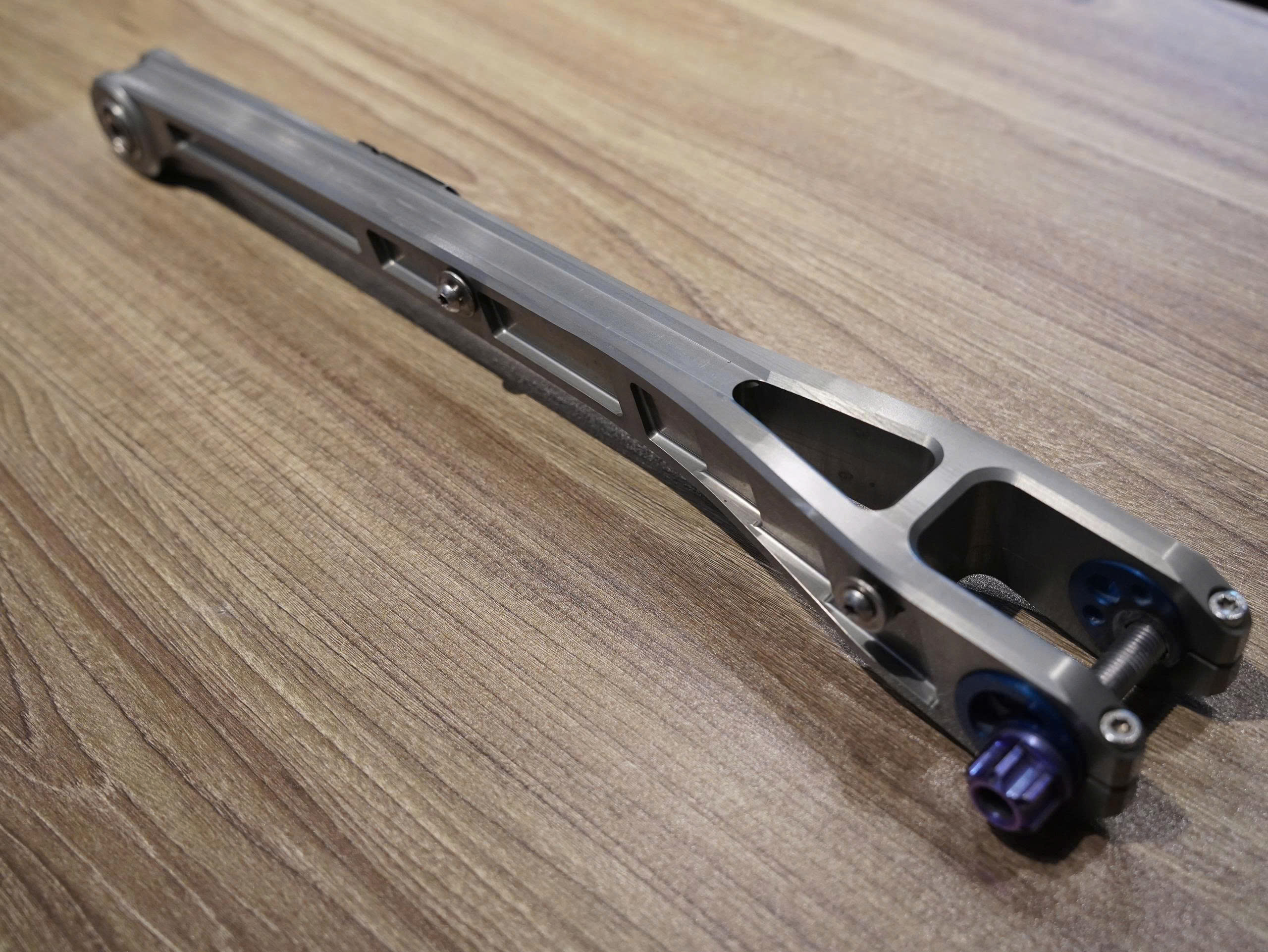 Thanh giữ lap sau BMW RNineT Wunderlich màu vàng - 422 KG