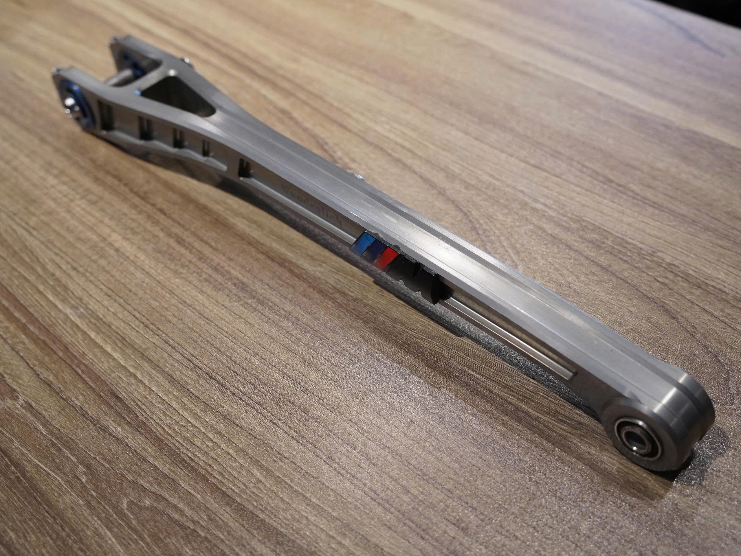 Thanh giữ lap sau BMW RNineT Wunderlich màu vàng - 422 KG