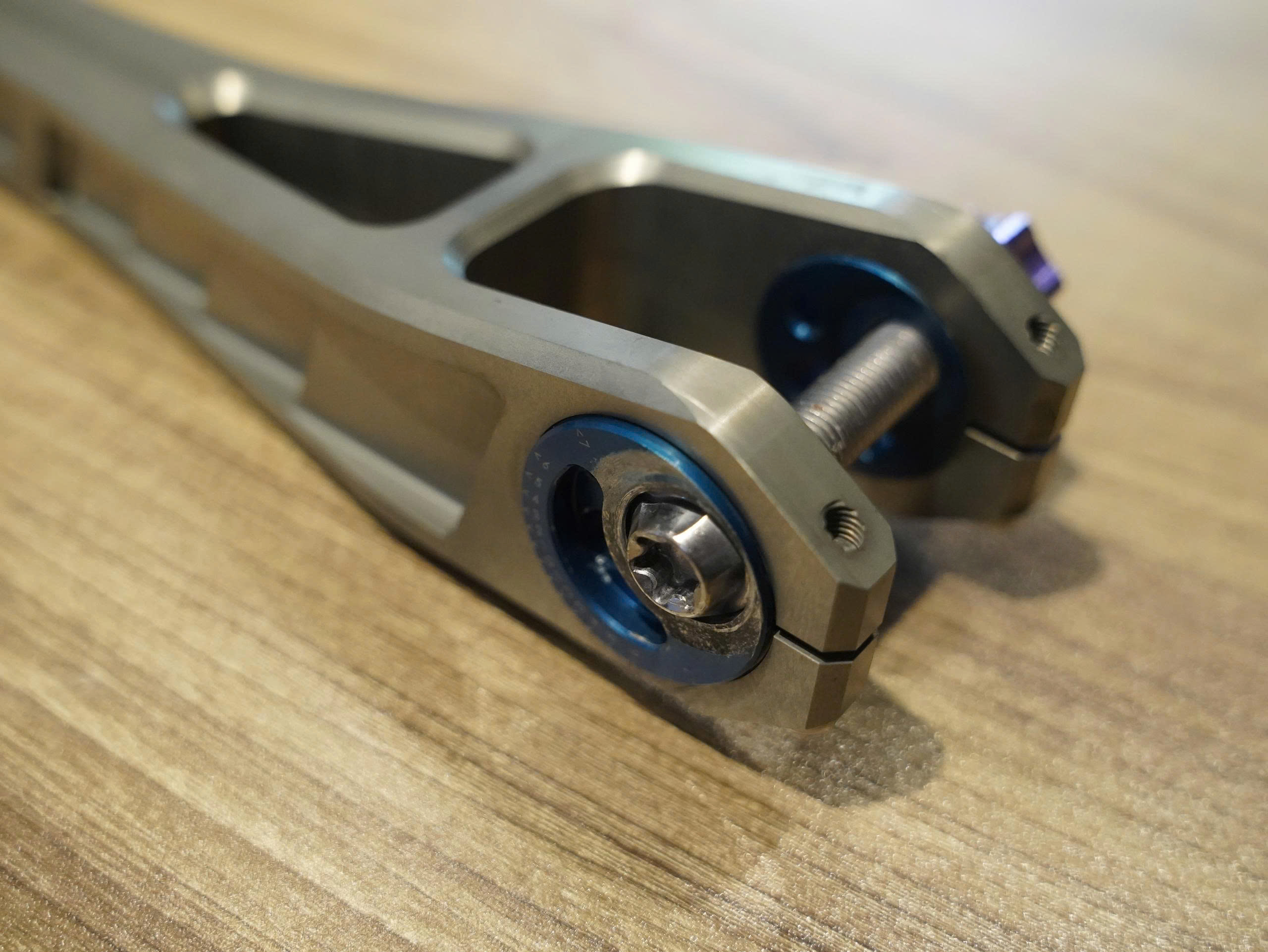 Thanh giữ lap sau BMW RNineT Wunderlich màu vàng - 422 KG