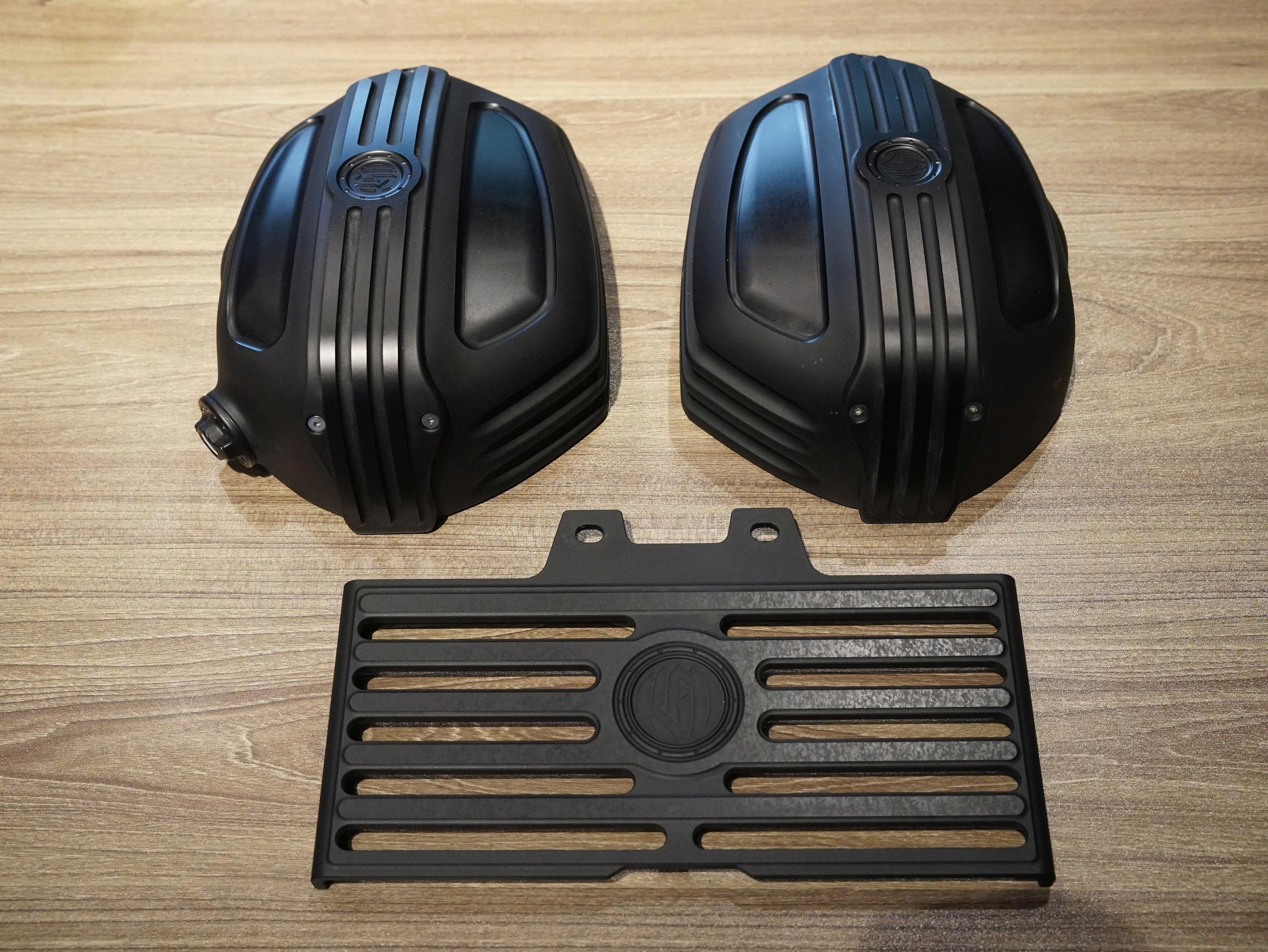 Combo cặp nắp lóc + che két nhớt Roland Sands cho BMW RNineT màu đen mờ - 423 KG