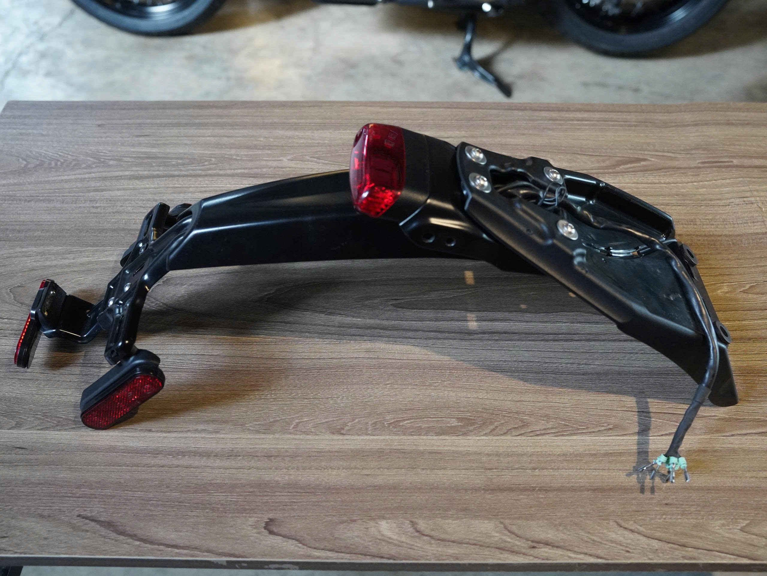 Đuôi dè + đèn hậu zin Triumph Thruxton 1200  - 434 KG