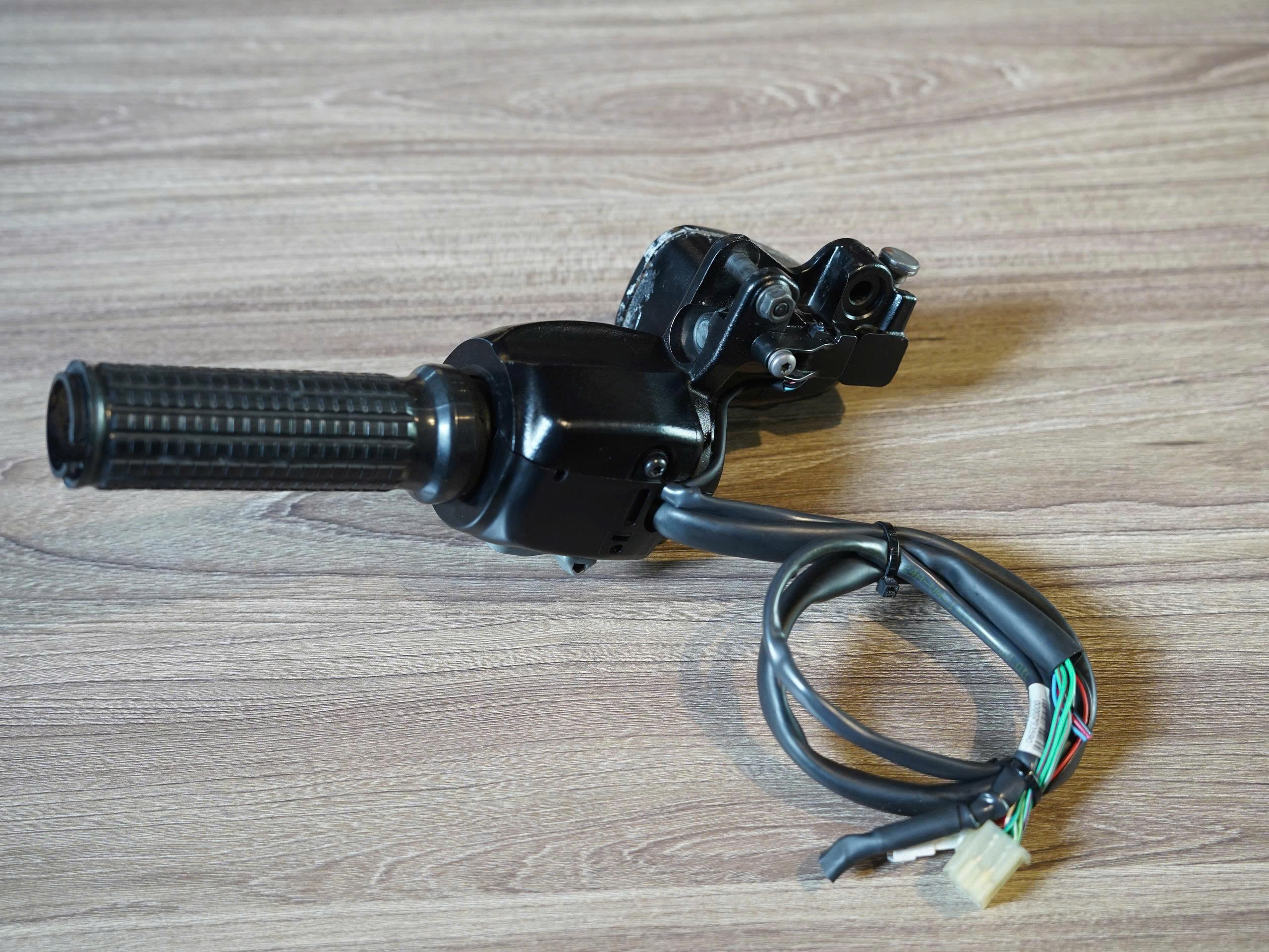 Bộ cùm tay lái trái phải zin Triumph T100/T120 (có sẵn bao tay Motogadget) - 442
