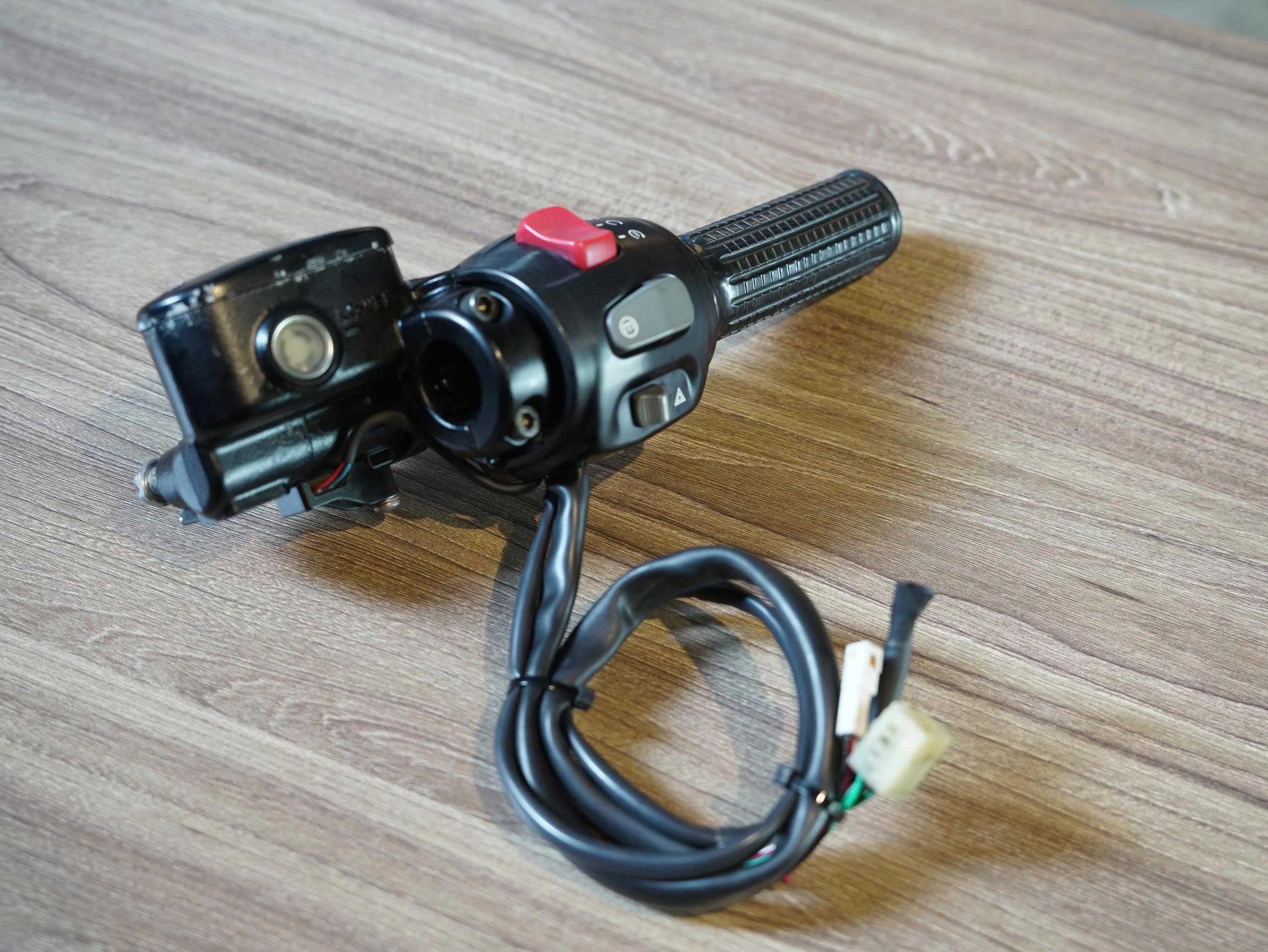 Bộ cùm tay lái trái phải zin Triumph T100/T120 (có sẵn bao tay Motogadget) - 442