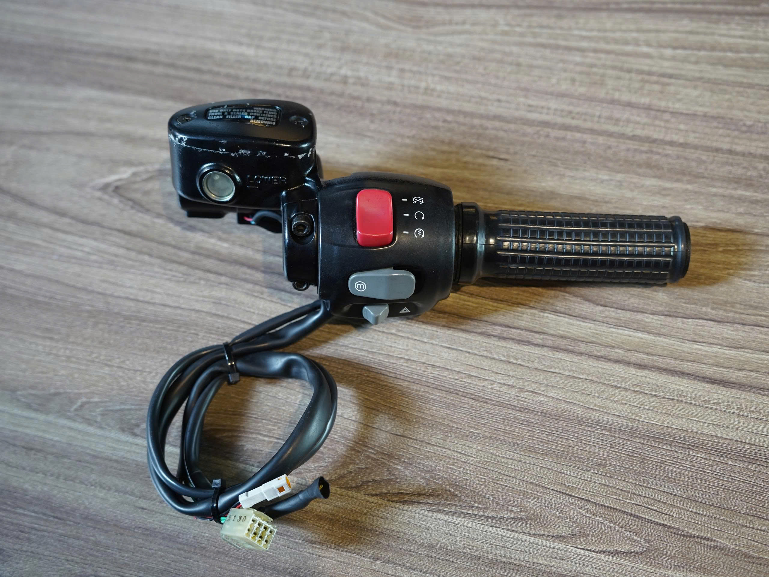 Bộ cùm tay lái trái phải zin Triumph T100/T120 (có sẵn bao tay Motogadget) - 442