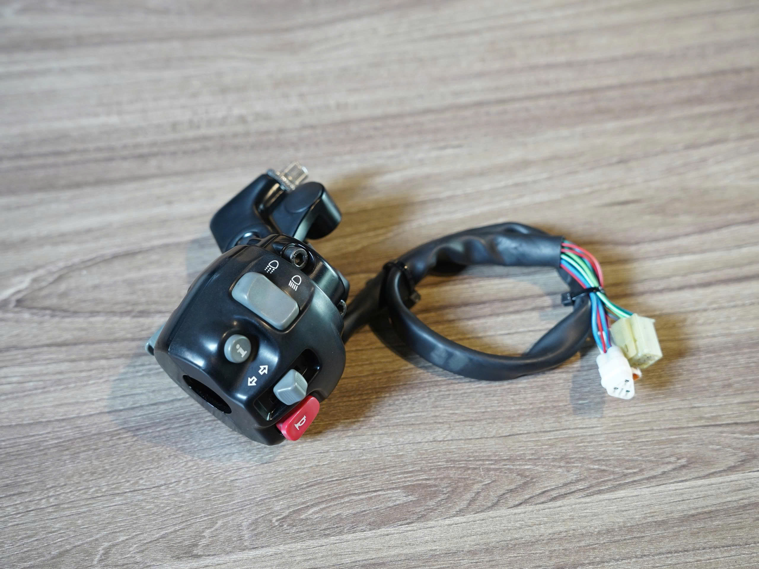 Bộ cùm tay lái trái phải zin Triumph T100/T120 (có sẵn bao tay Motogadget) - 442