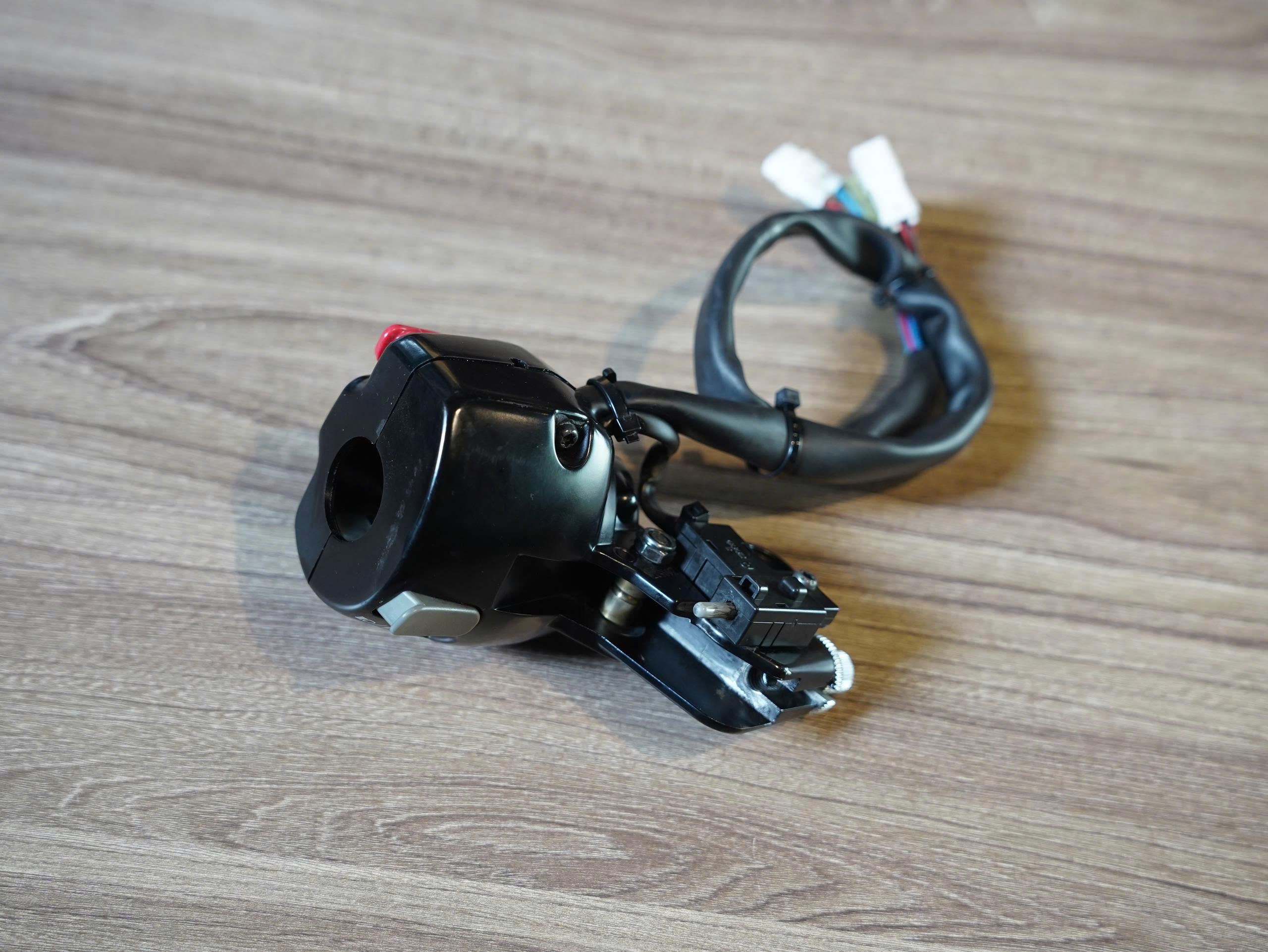Bộ cùm tay lái trái phải zin Triumph T100/T120 (có sẵn bao tay Motogadget) - 442