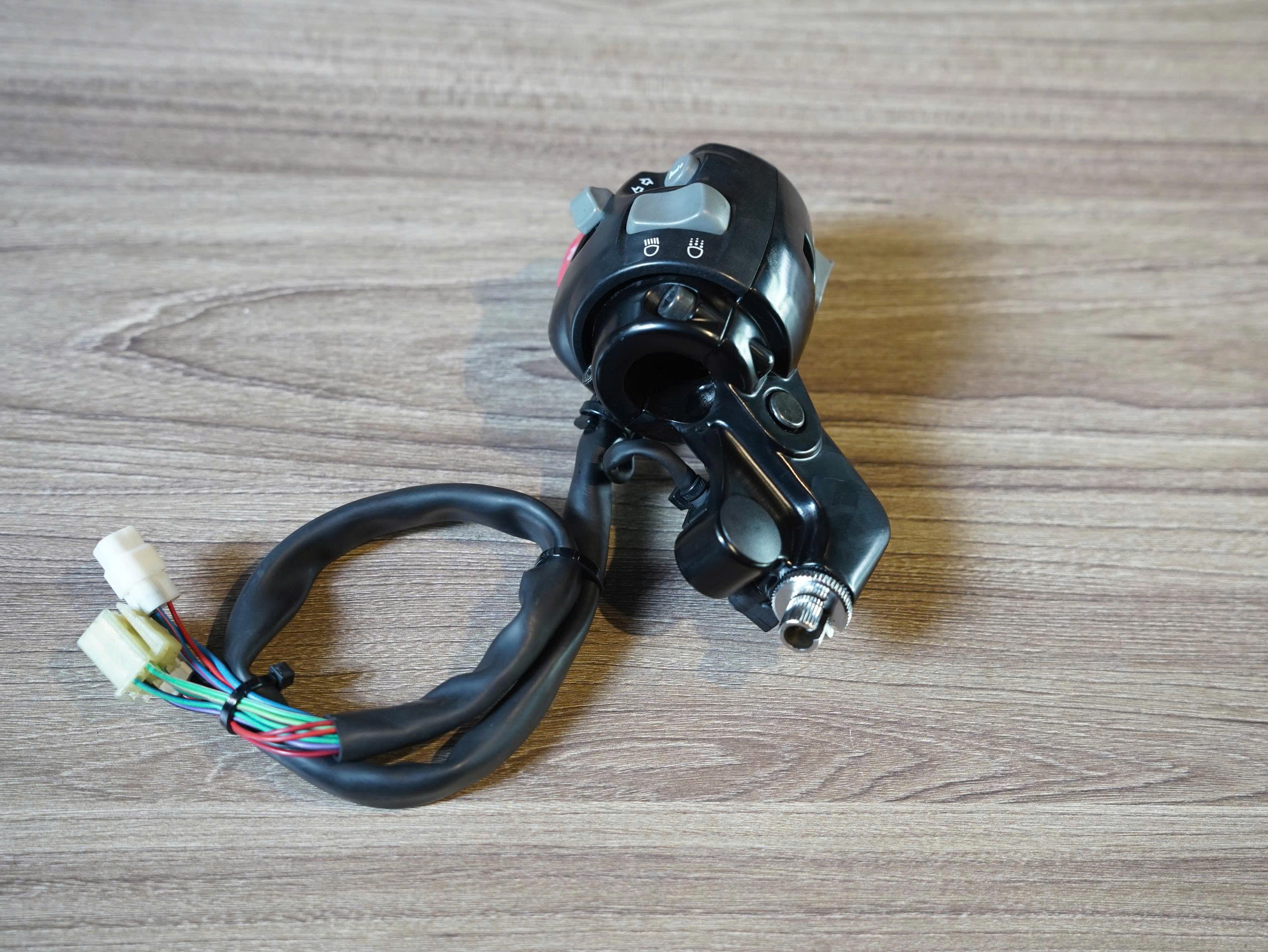 Bộ cùm tay lái trái phải zin Triumph T100/T120 (có sẵn bao tay Motogadget) - 442