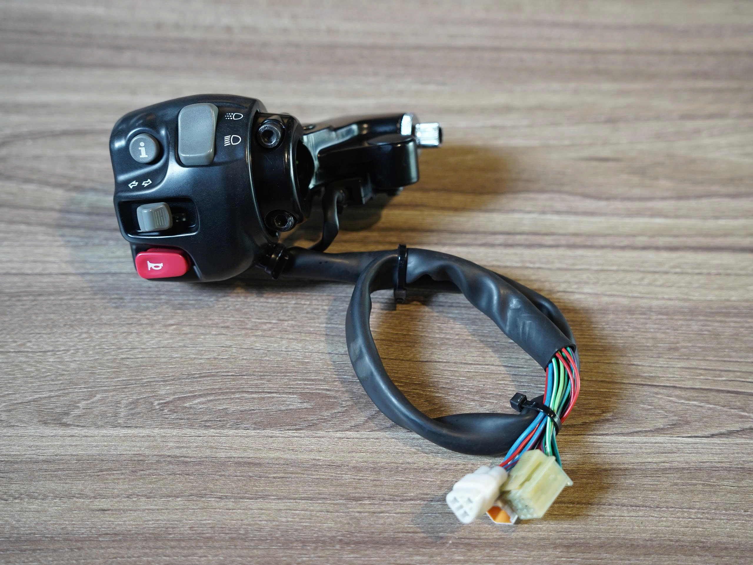 Bộ cùm tay lái trái phải zin Triumph T100/T120 (có sẵn bao tay Motogadget) - 442