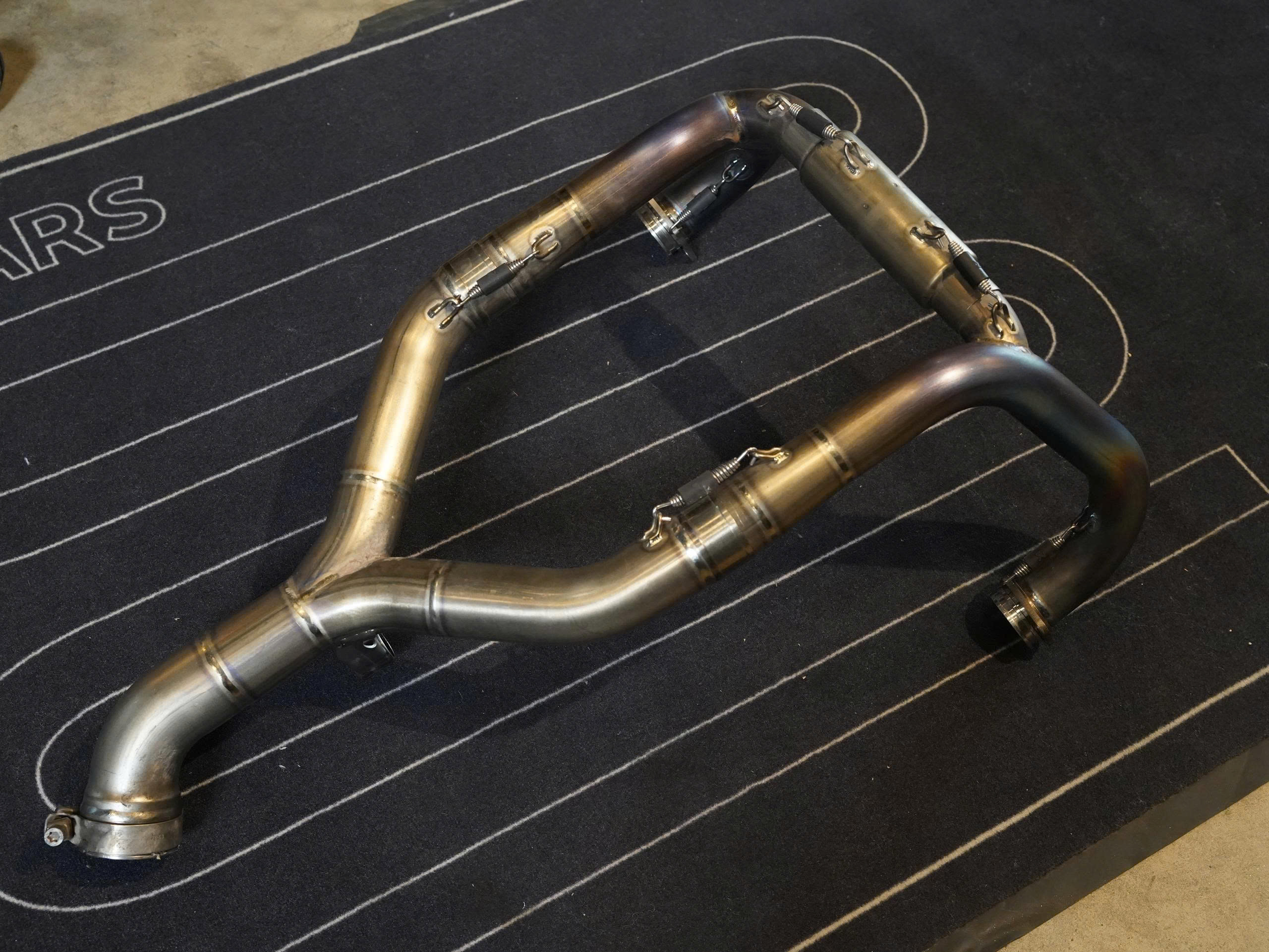 Cổ pô Titanium Akrapovic cho BMW RNineT (14-21) - 457 KG