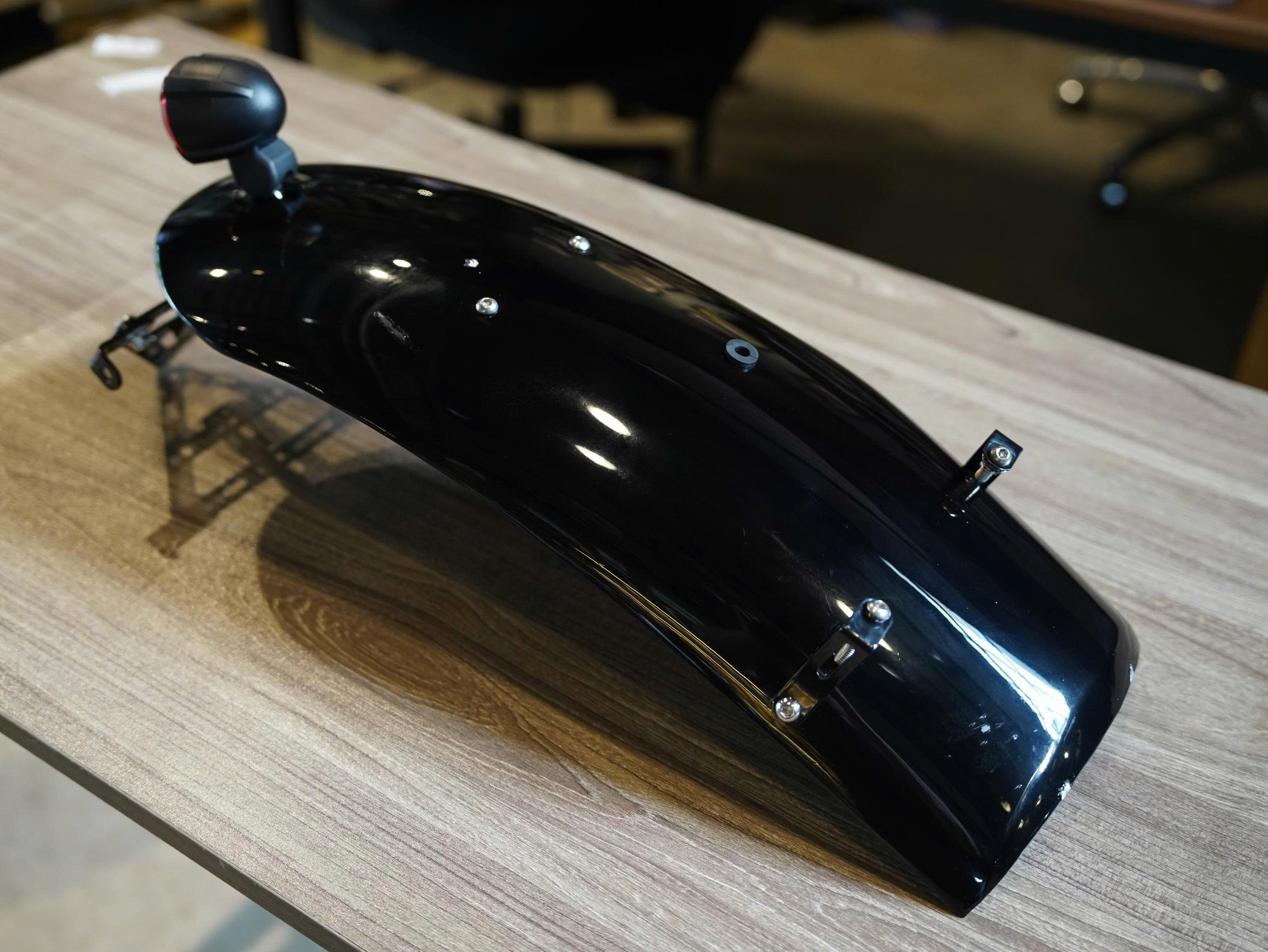 Vè sau custom cho Speed Twin 900 có pát biển số + đèn hậu Koso - 461 KG