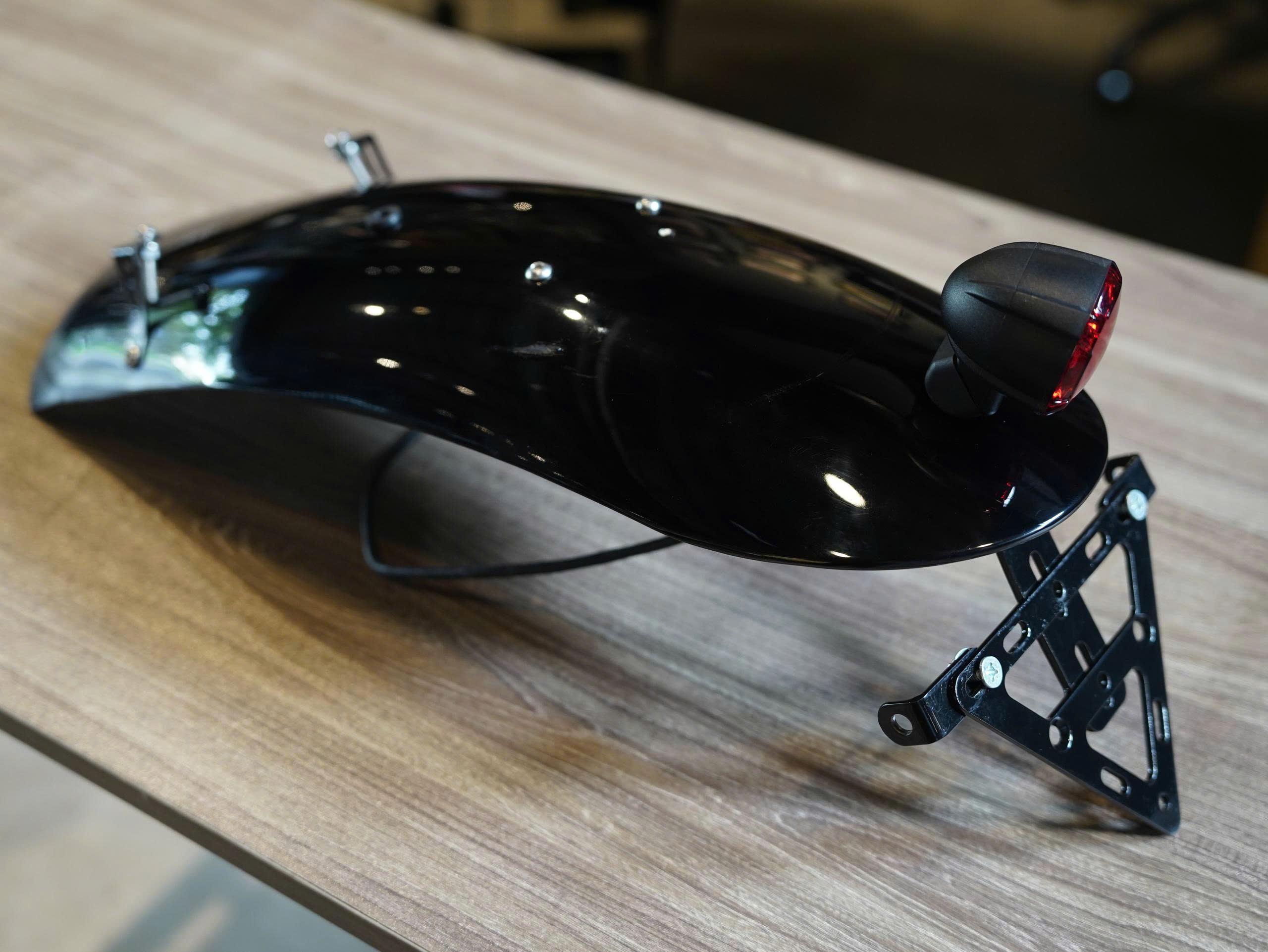 Vè sau custom cho Speed Twin 900 có pát biển số + đèn hậu Koso - 461 KG