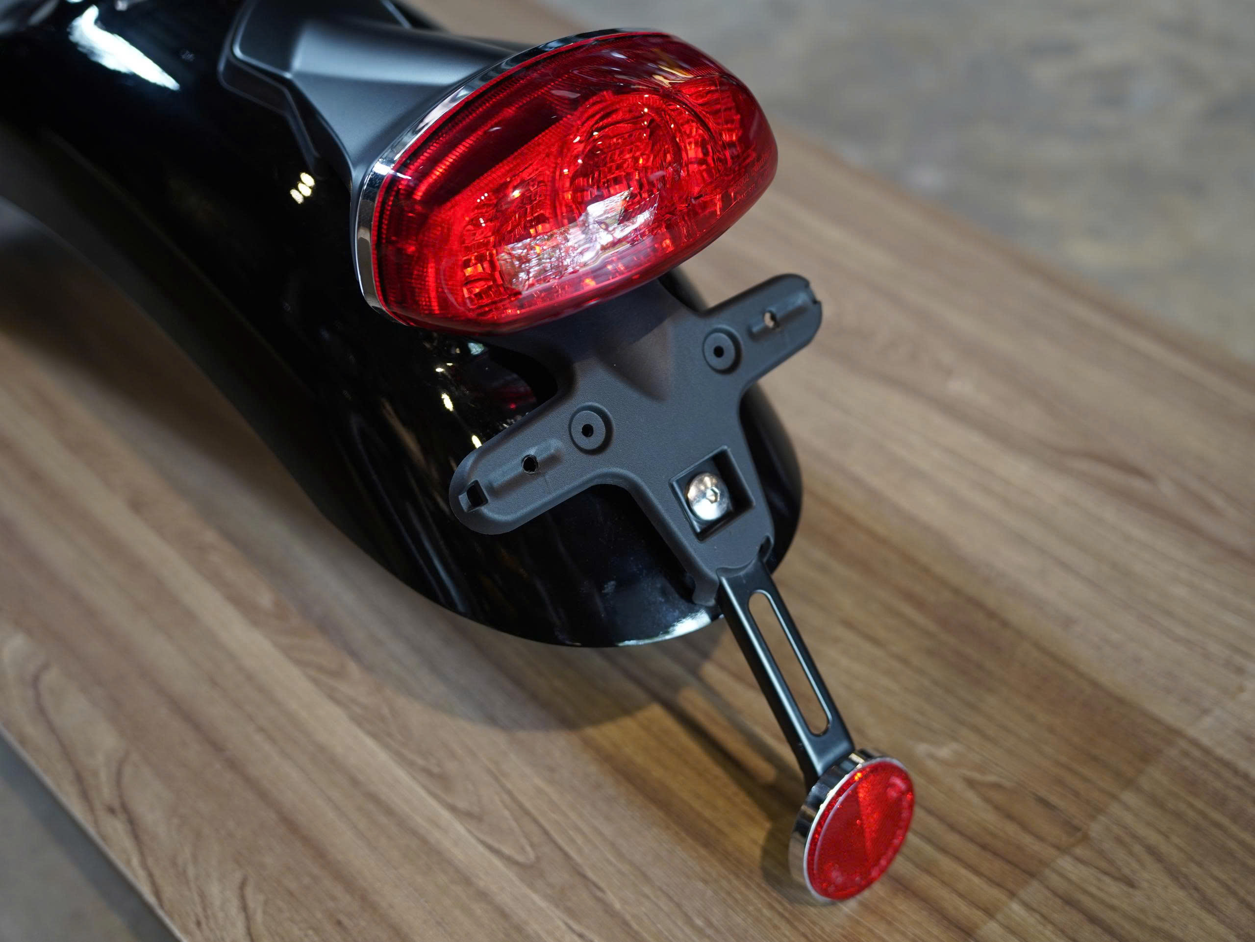 Vè sau + đèn hậu zin Triumph T100/T120 màu đen - 465 KG