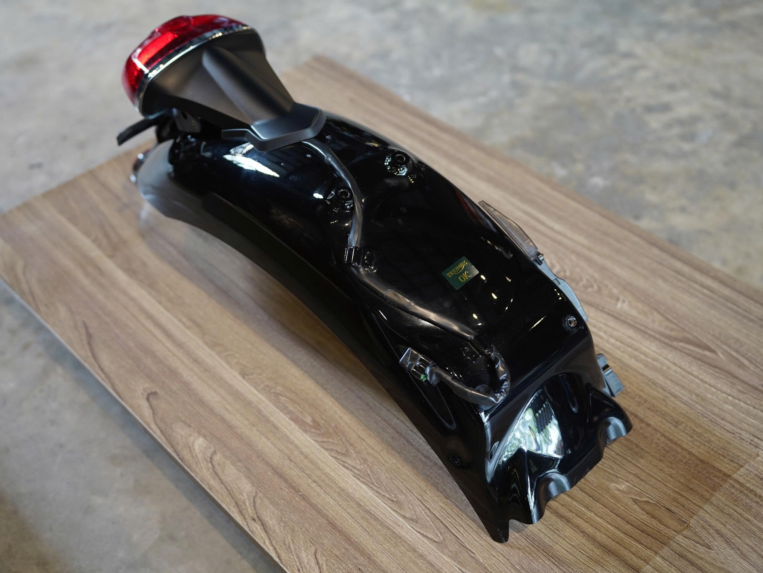 Vè sau + đèn hậu zin Triumph T100/T120 màu đen - 465 KG