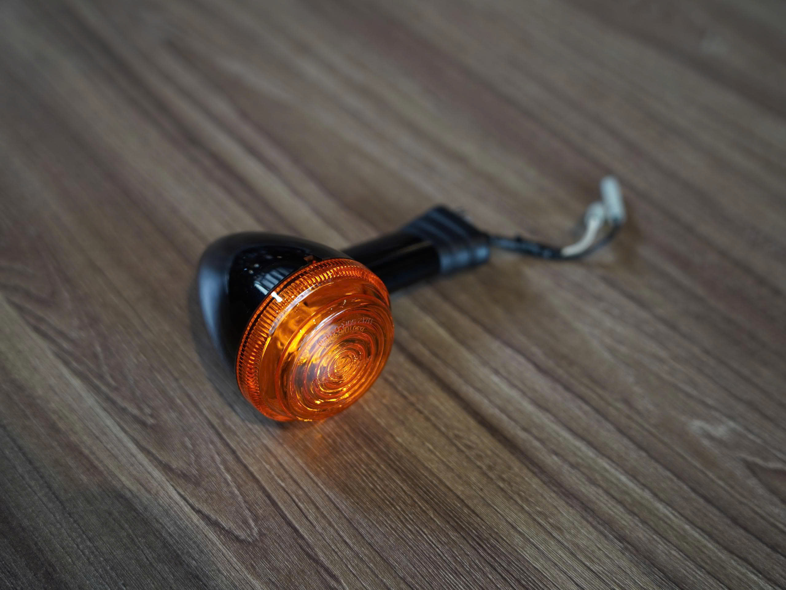 Xi nhan sau bên phải zin Triumph T100/T120 màu đen - 466 KG